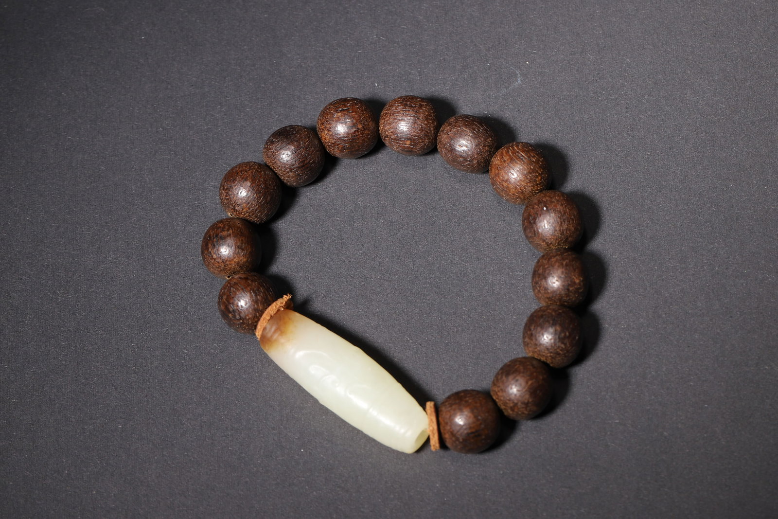 A Hetian Jade Lezi with Agarwood Beads Bracelet, Qing Dynasty (1 of 5)