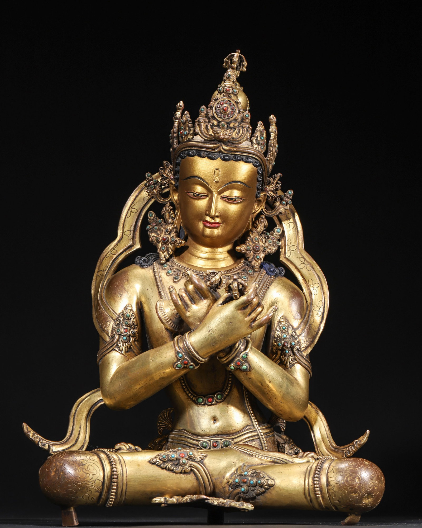 A Qing Dynasty Gilt Bronze Inlaid Gemstone Seated Vajradhara Statue: 32.0 x 21.0 x 45.0 cm (L x W x H = 12.6 x 8.27 x 17.72 in), WT 6577g (14.5lb)This Qing Dynasty gilt bronze inlaid gemstone seated Vajradhara statue features a solemn, meditative posture, holding a vaj