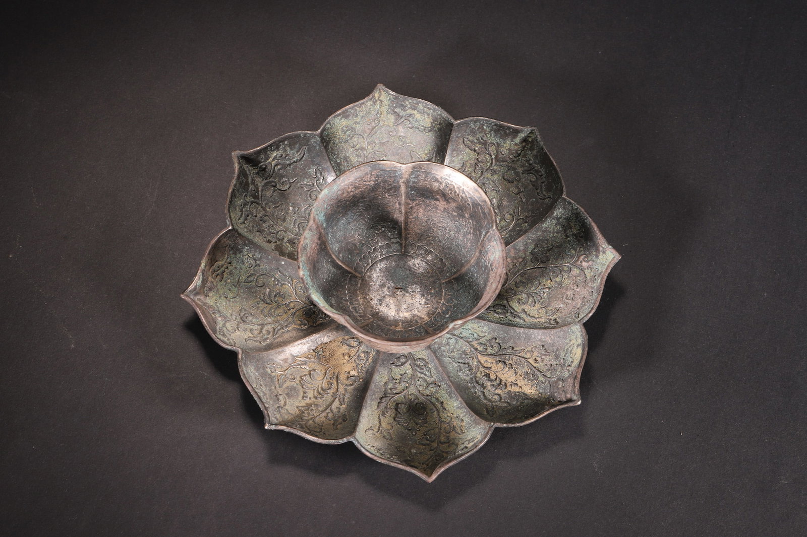 A Set of Tang Dynasty Silver Cup and Saucer with Engraved Floral Patterns (Separate Pieces) (1 of 8)