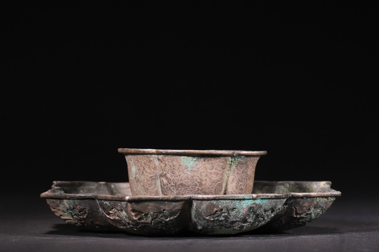 A Set of Tang Dynasty Silver Cup and Saucer with Engraved Floral Patterns (Separate Pieces) - 2