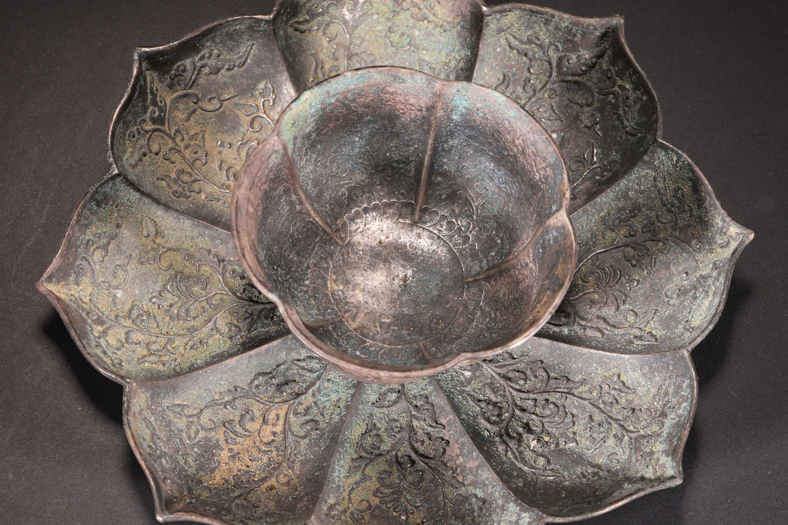 A Set of Tang Dynasty Silver Cup and Saucer with Engraved Floral Patterns (Separate Pieces) - 3