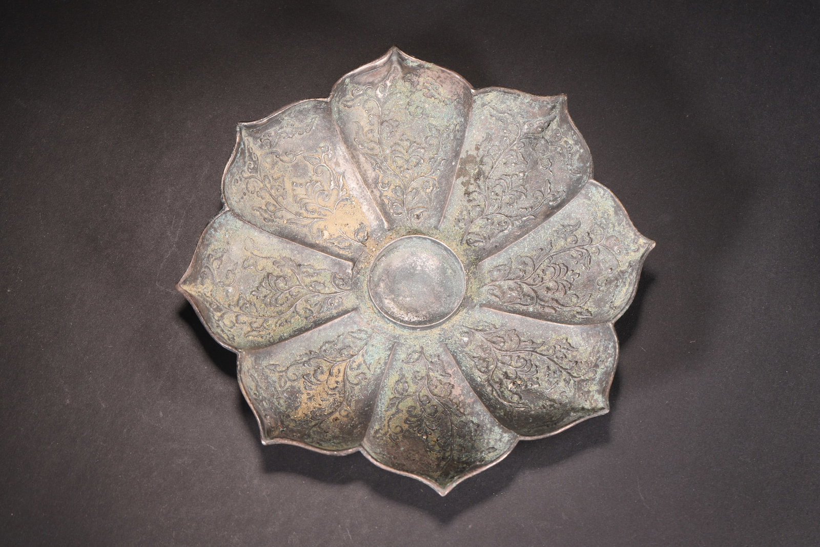 A Set of Tang Dynasty Silver Cup and Saucer with Engraved Floral Patterns (Separate Pieces) - 4