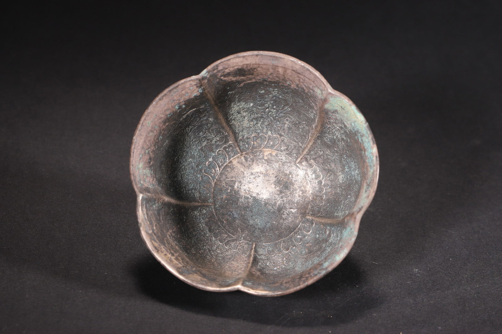 A Set of Tang Dynasty Silver Cup and Saucer with Engraved Floral Patterns (Separate Pieces) - 7