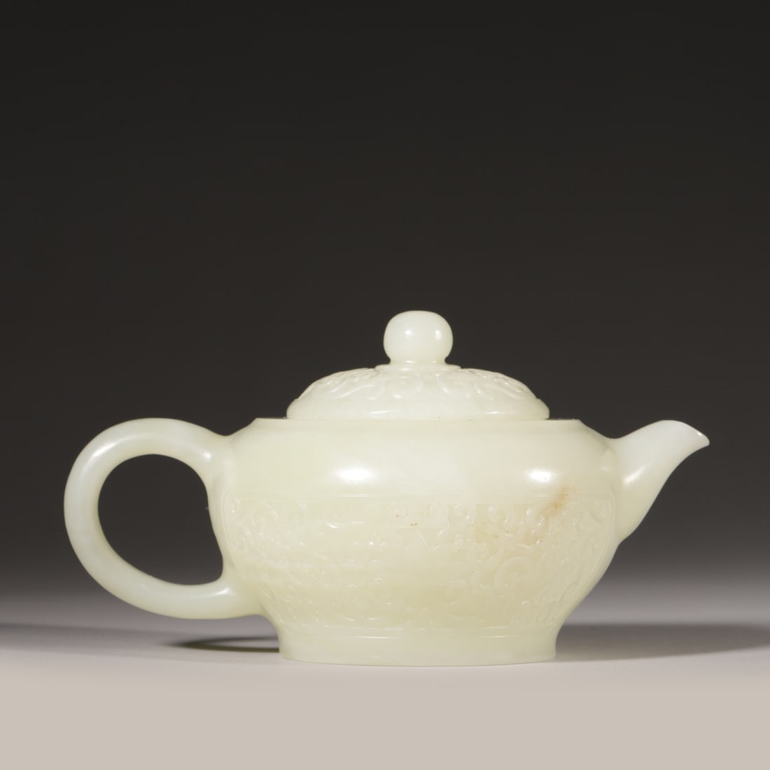 A Hetian White Jade Teapot with Scrolling Lotus Pattern, Qing Dynasty - 3
