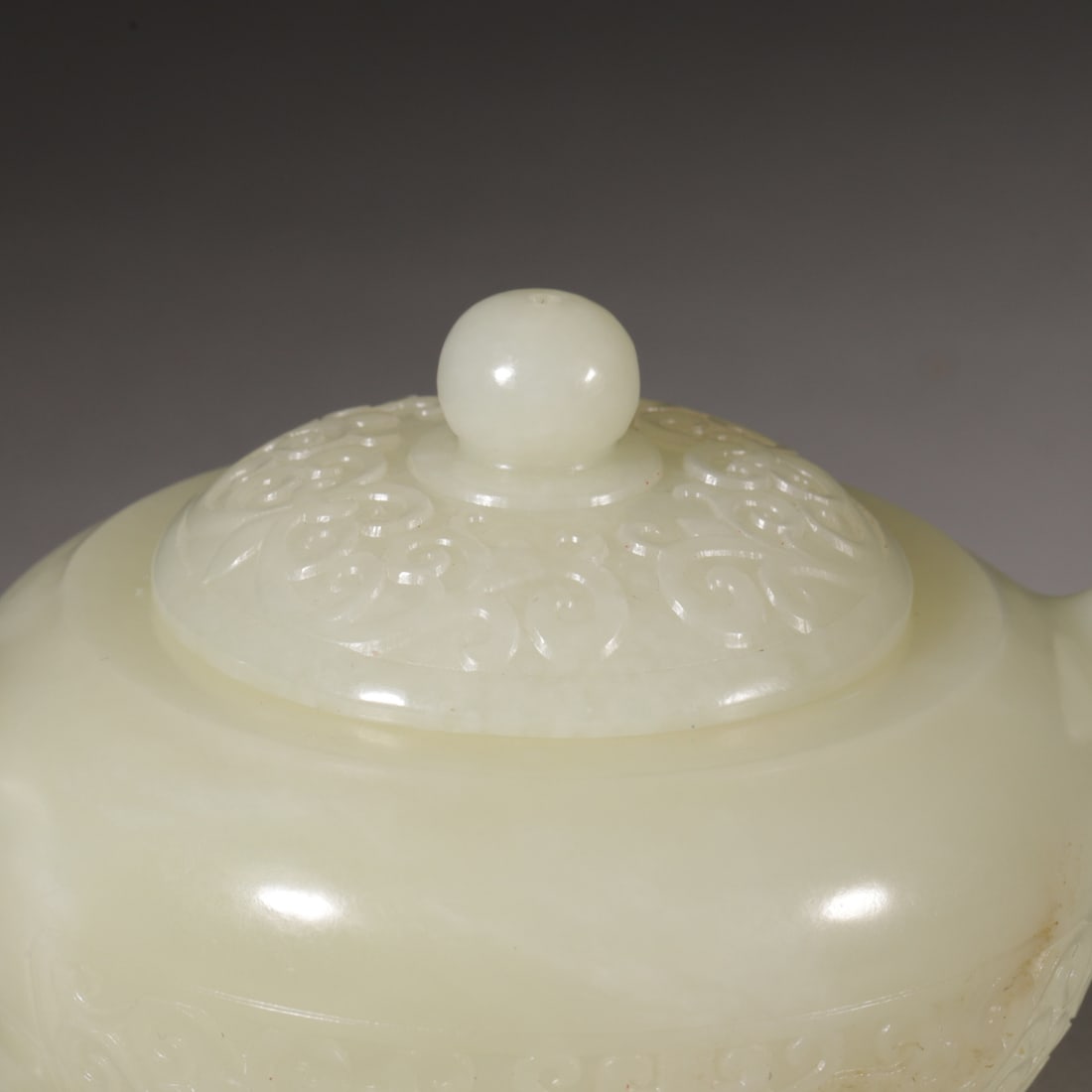 A Hetian White Jade Teapot with Scrolling Lotus Pattern, Qing Dynasty - 4