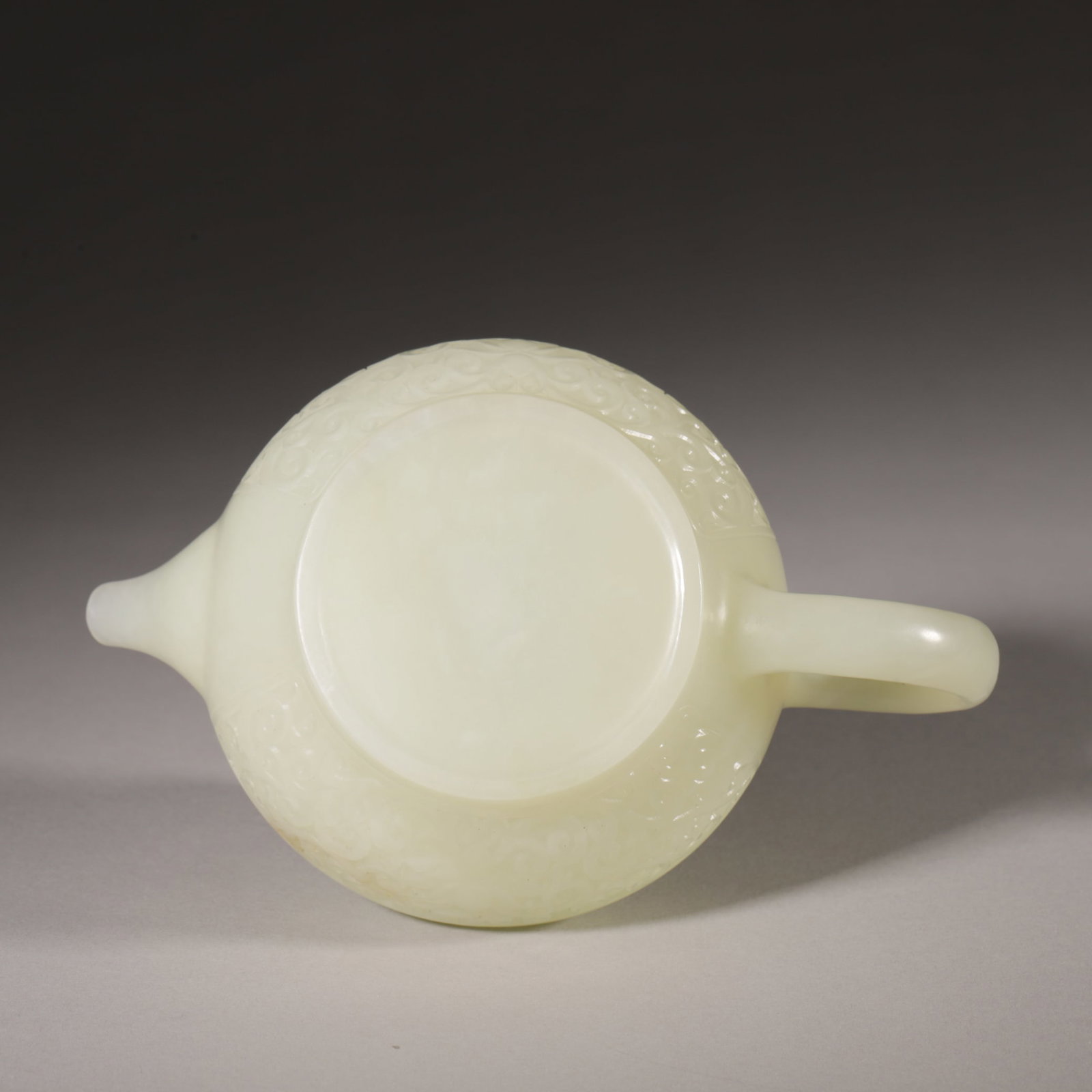 A Hetian White Jade Teapot with Scrolling Lotus Pattern, Qing Dynasty - 5