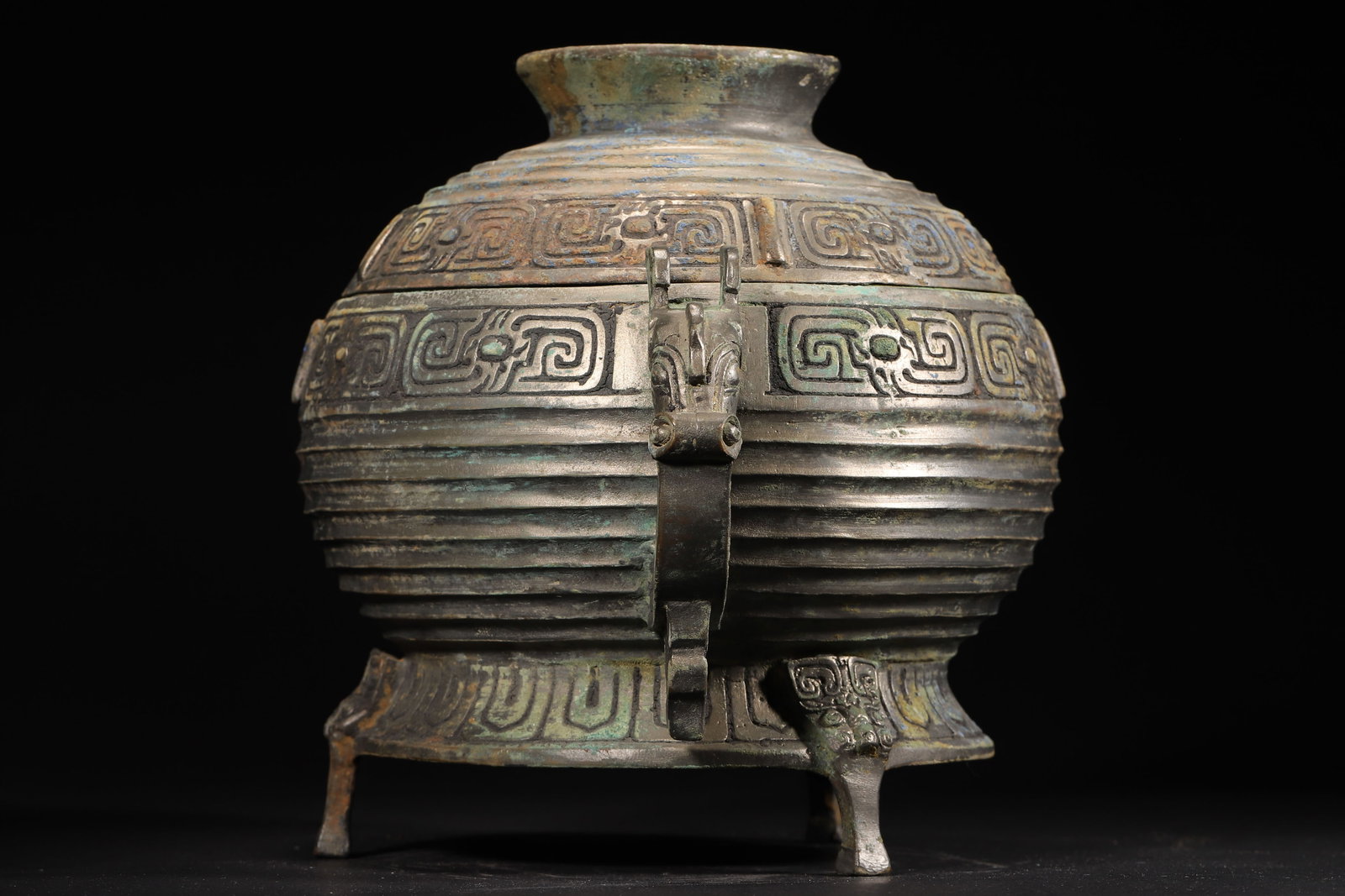 A Bronze Tripod Gui Vessel with Beast-Handles and Ribbed Pattern, Western Zhou Dynasty - 2