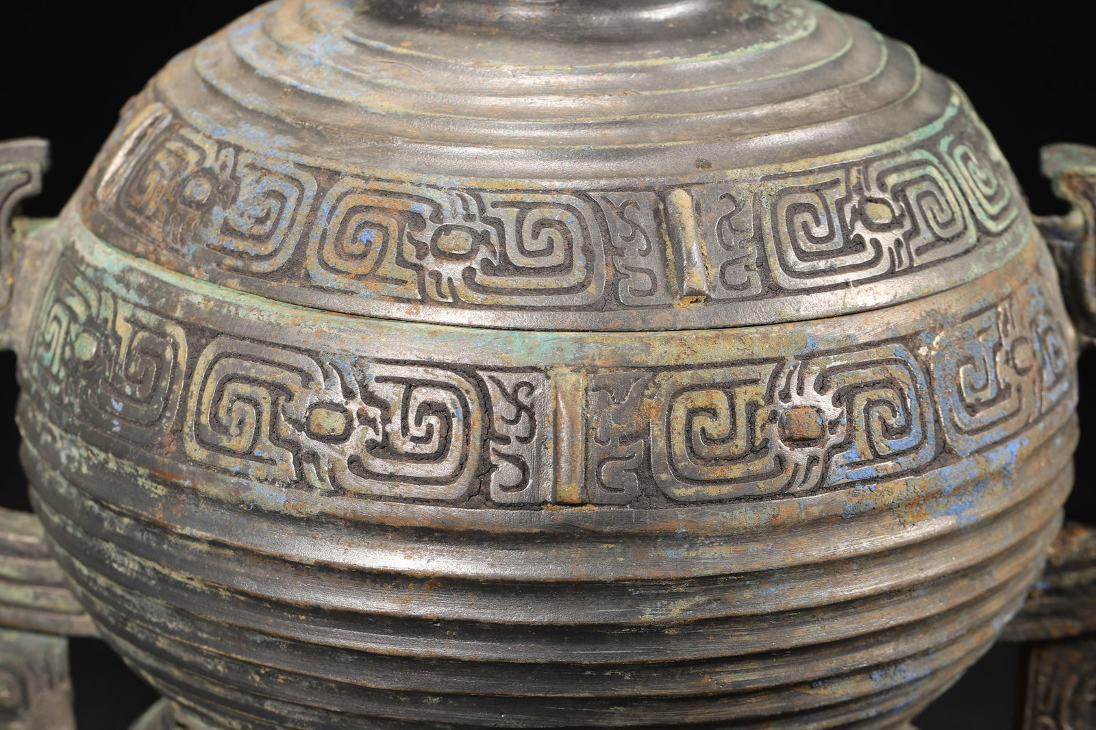 A Bronze Tripod Gui Vessel with Beast-Handles and Ribbed Pattern, Western Zhou Dynasty - 4