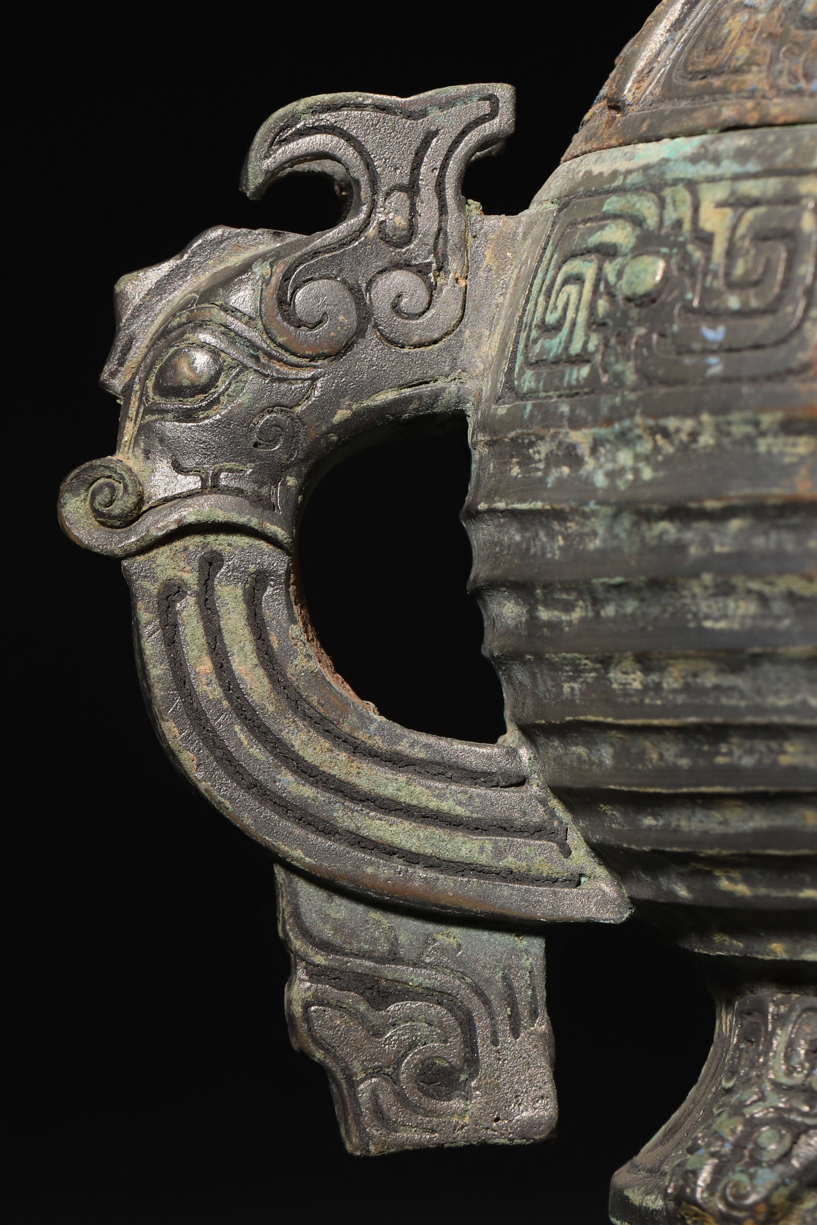 A Bronze Tripod Gui Vessel with Beast-Handles and Ribbed Pattern, Western Zhou Dynasty - 5