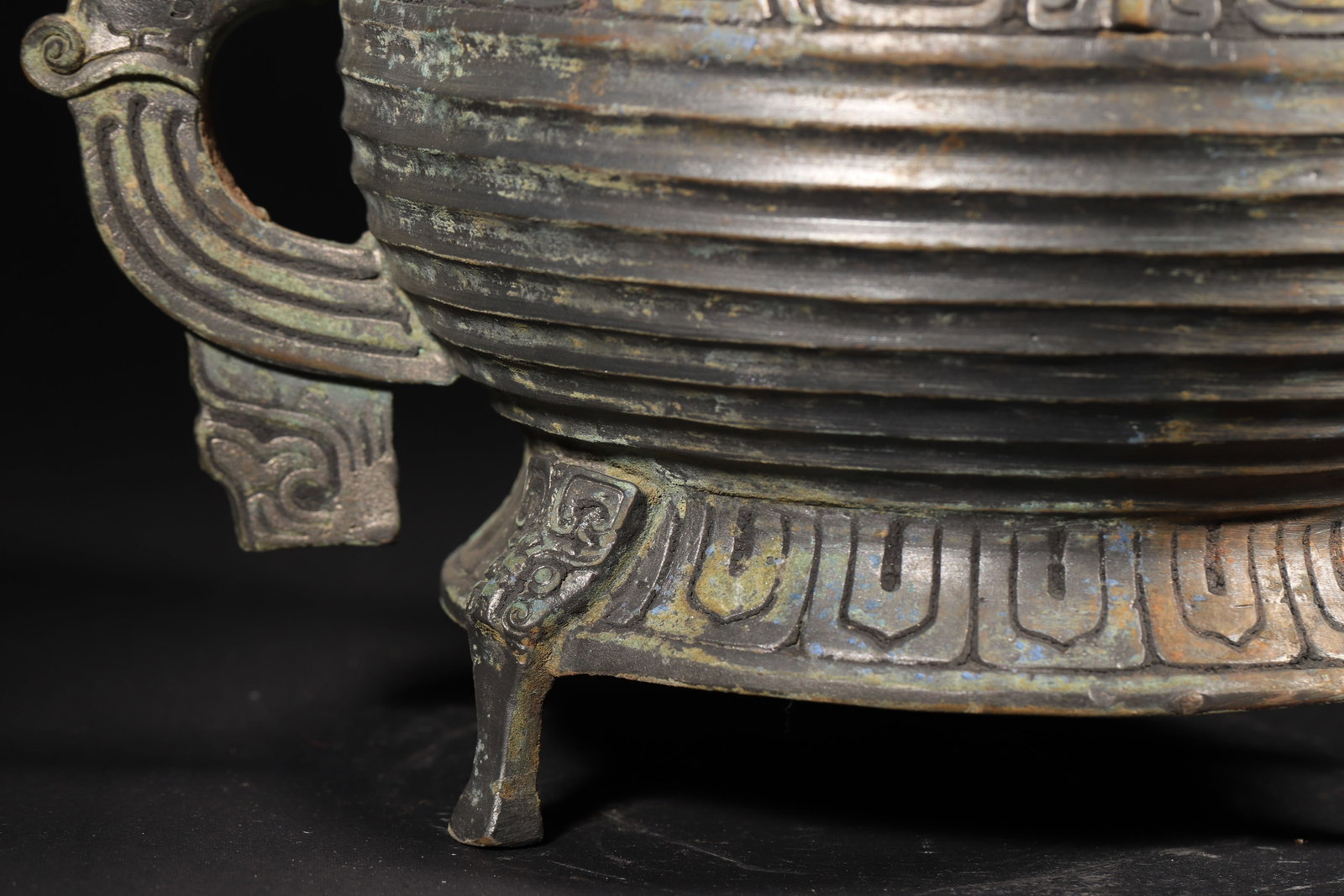 A Bronze Tripod Gui Vessel with Beast-Handles and Ribbed Pattern, Western Zhou Dynasty - 6