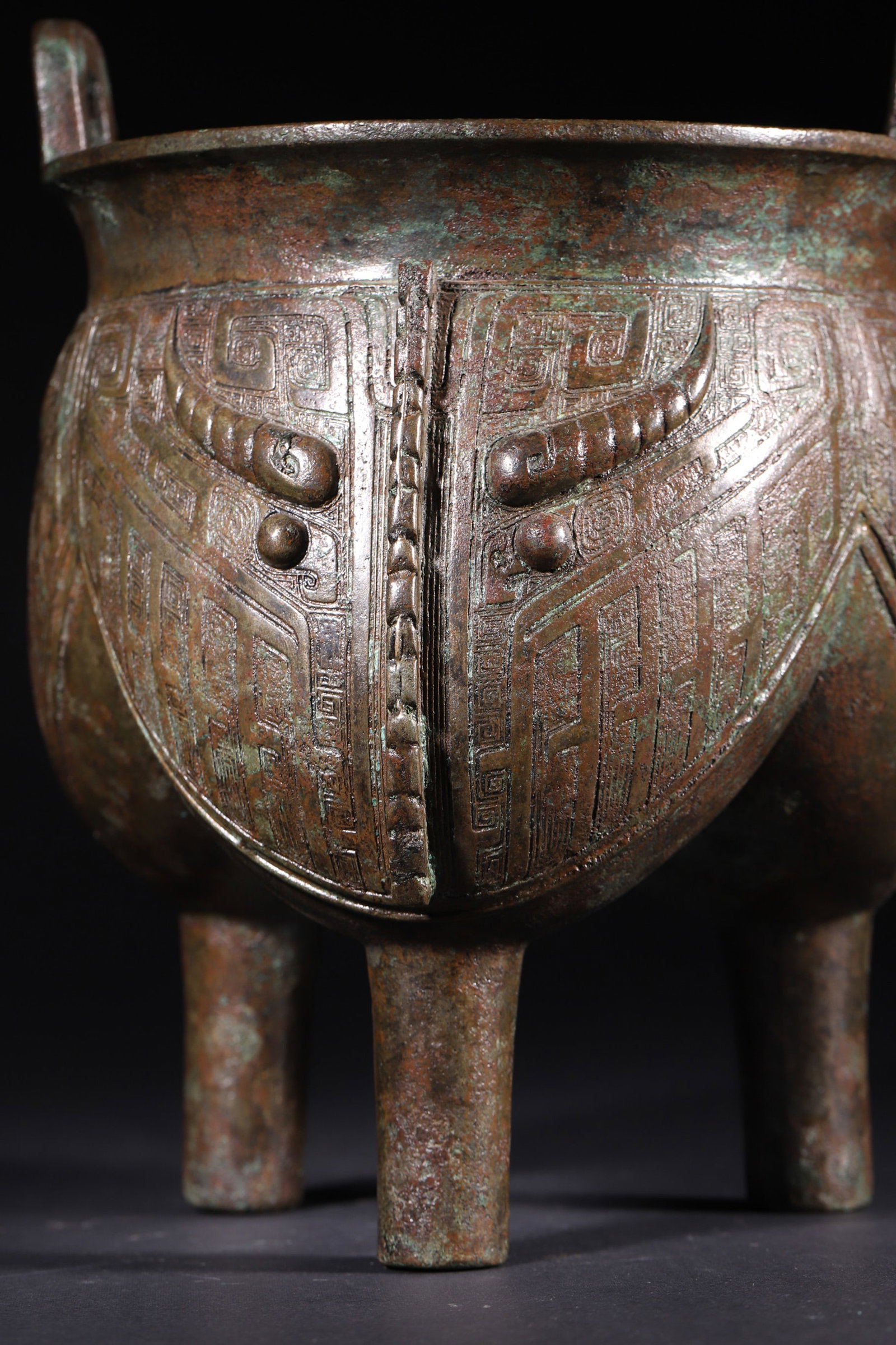 A Bronze Li Vessel with Beast-Face Motifs - Late Shang Dynasty - 4