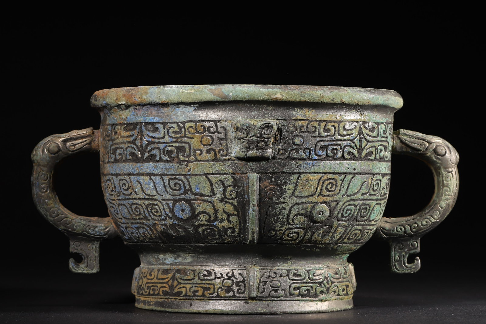 A Bronze Gui Vessel with Animal Mask Pattern, Shang to Zhou Dynasty (1 of 8)