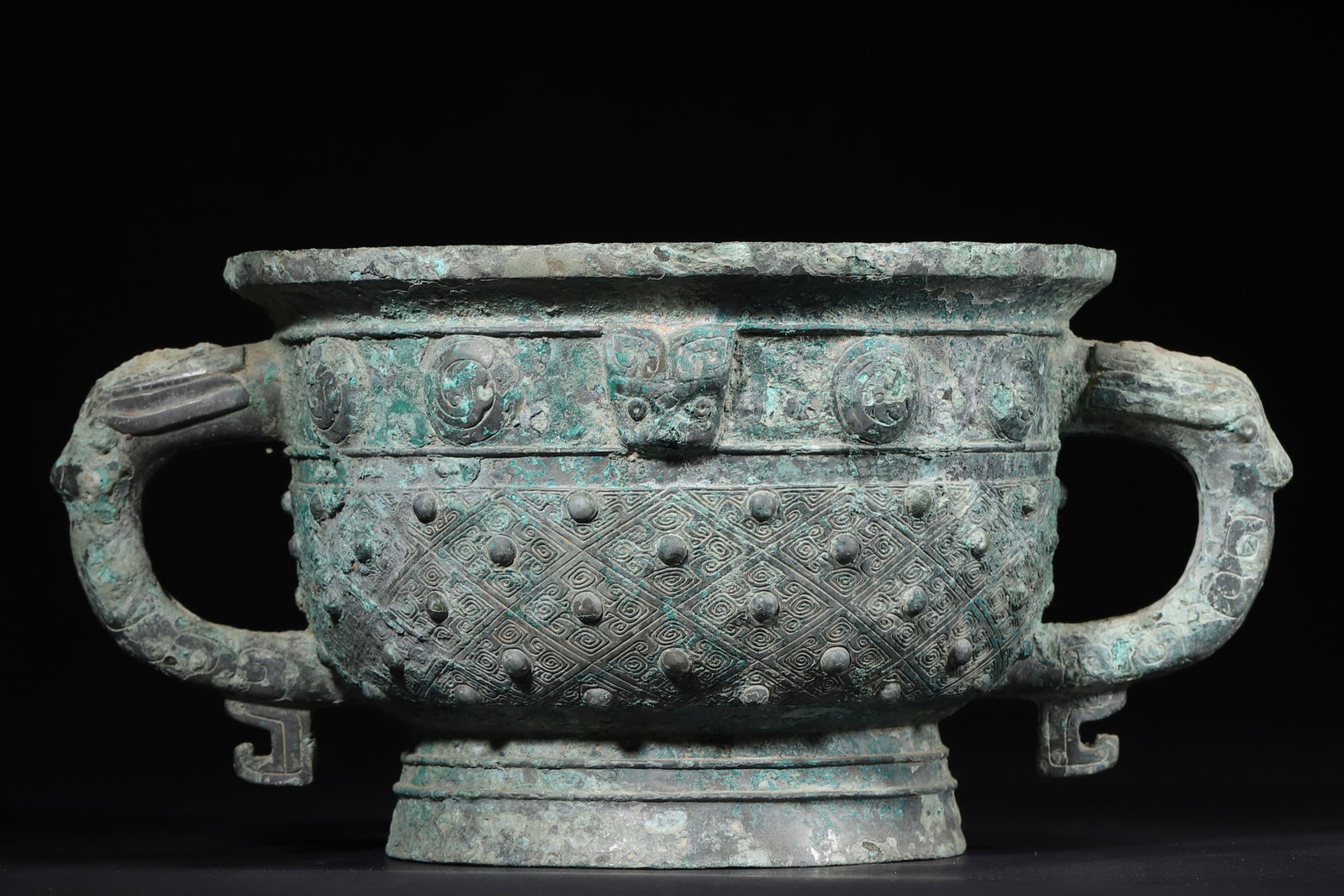 Late Shang Dynasty Bronze Gui Vessel with Nipple Pattern and Beast-Head Handles (1 of 7)