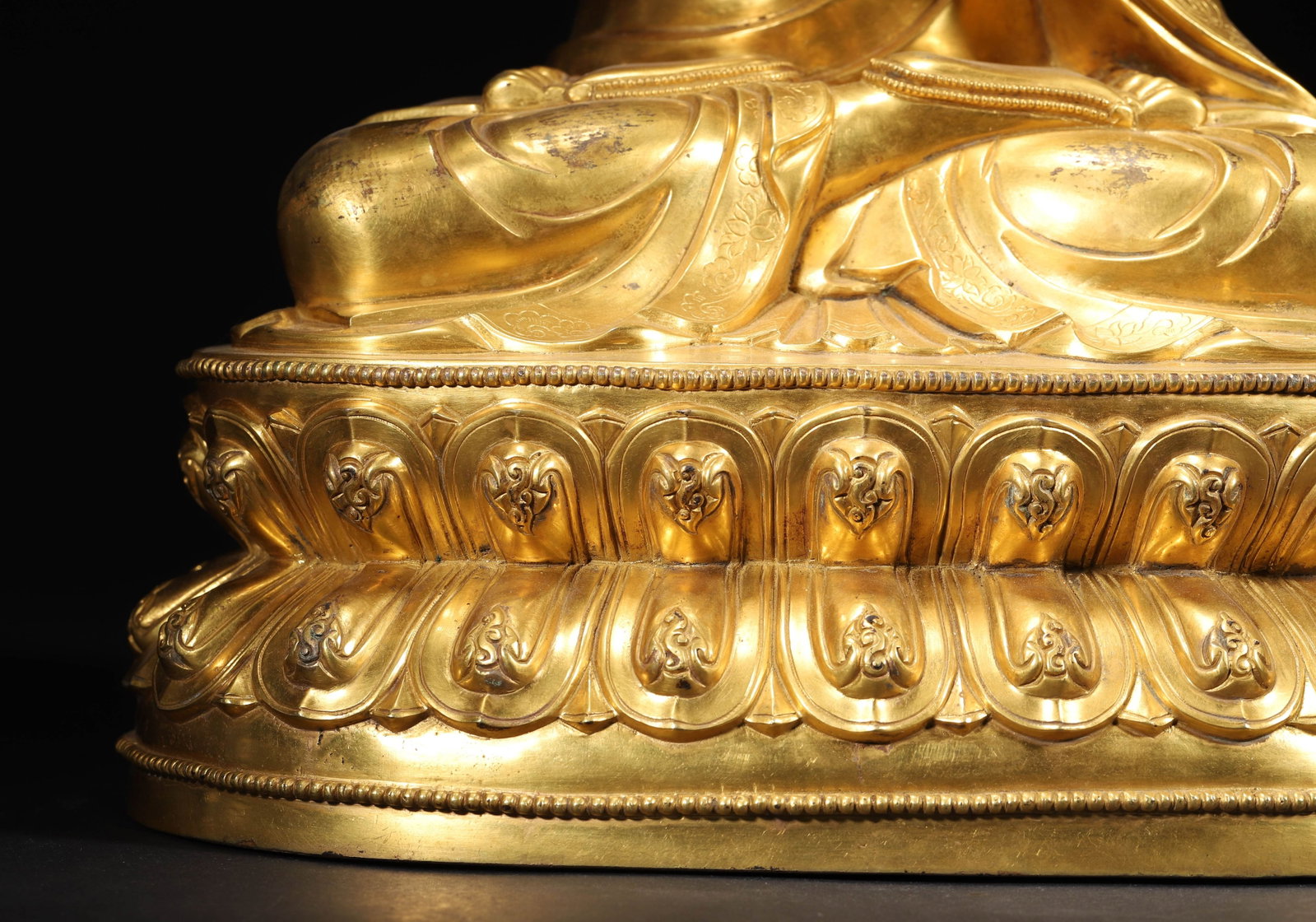 QING DYNASTY, QIANLONG PERIOD (18TH CENTURY) GILT-BRONZE SEATED VAIROCANA BUDDHA - 6