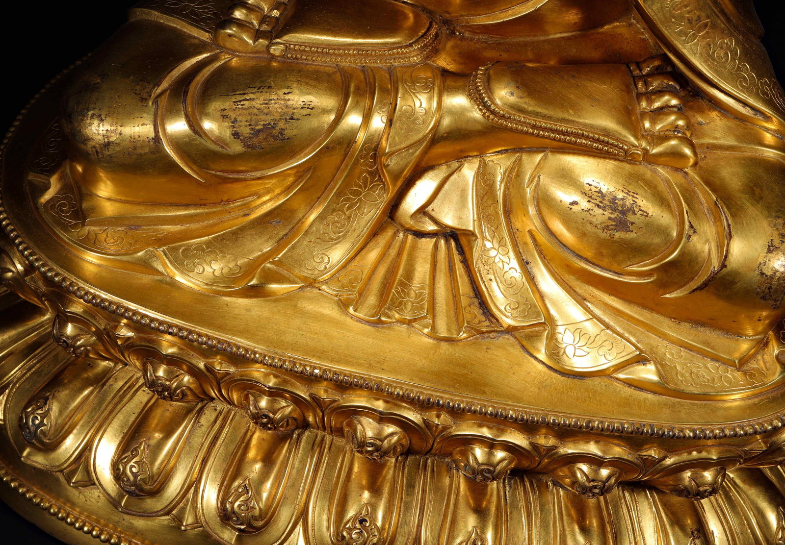 QING DYNASTY, QIANLONG PERIOD (18TH CENTURY) GILT-BRONZE SEATED VAIROCANA BUDDHA - 7