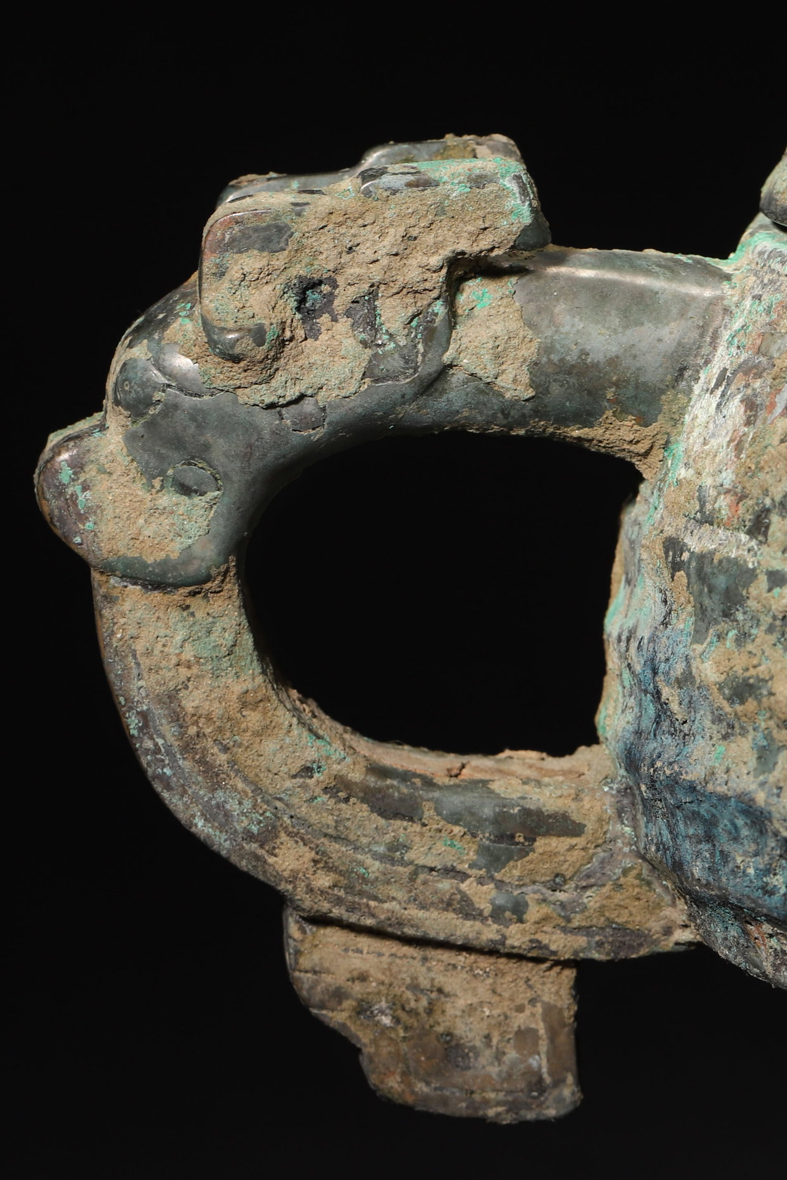 A Bronze Tripod Gui Vessel with Beast-Handles, Western Zhou Dynasty - 6
