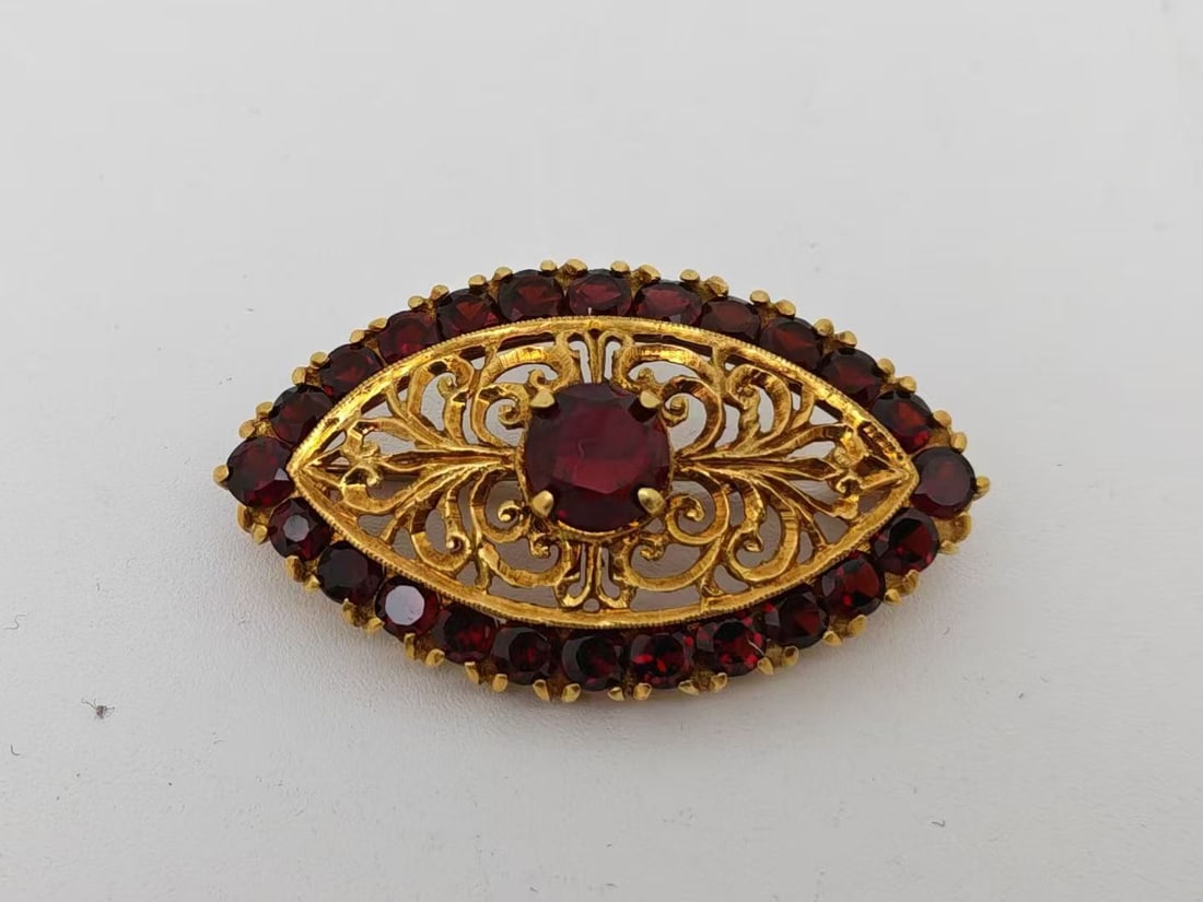 Vintage 18K gold brooch: Vintage 18K gold brooch, fine preserved condition with long history. Inlaid with perfectly faceted ruby, free of inclusions inside the gemstone.Size: 4.3x2.4 cm (1.69x0.94 inches)Weight: 13.1 g