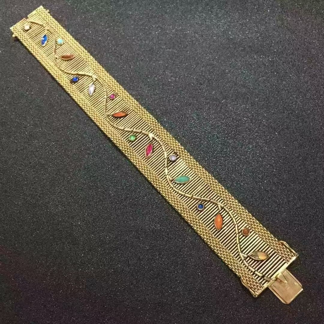 European 18K Gold Bracelet Decorated with jadeite: European 18K Gold BraceletDecorated with jadeite, coral, prehnite, turquoise and various precious stones. Exquisite, luxurious and unique with elegant aristocratic style.Size: 18.5x2.2 cm (7.28x0.87 i