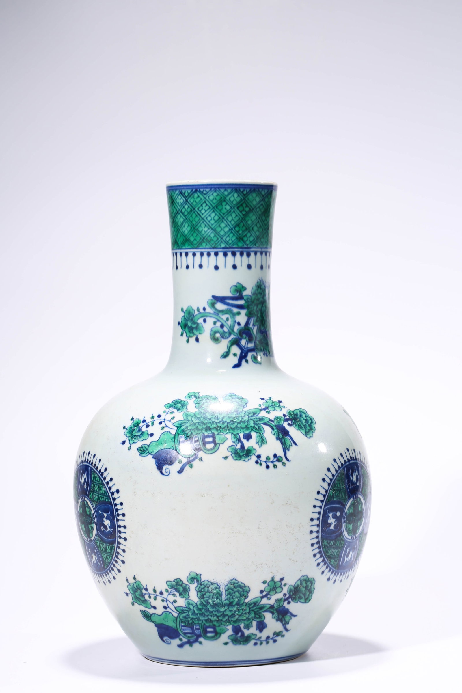 A ??Eight Buddhist Emblems?? Celestial Globe Vase - 3