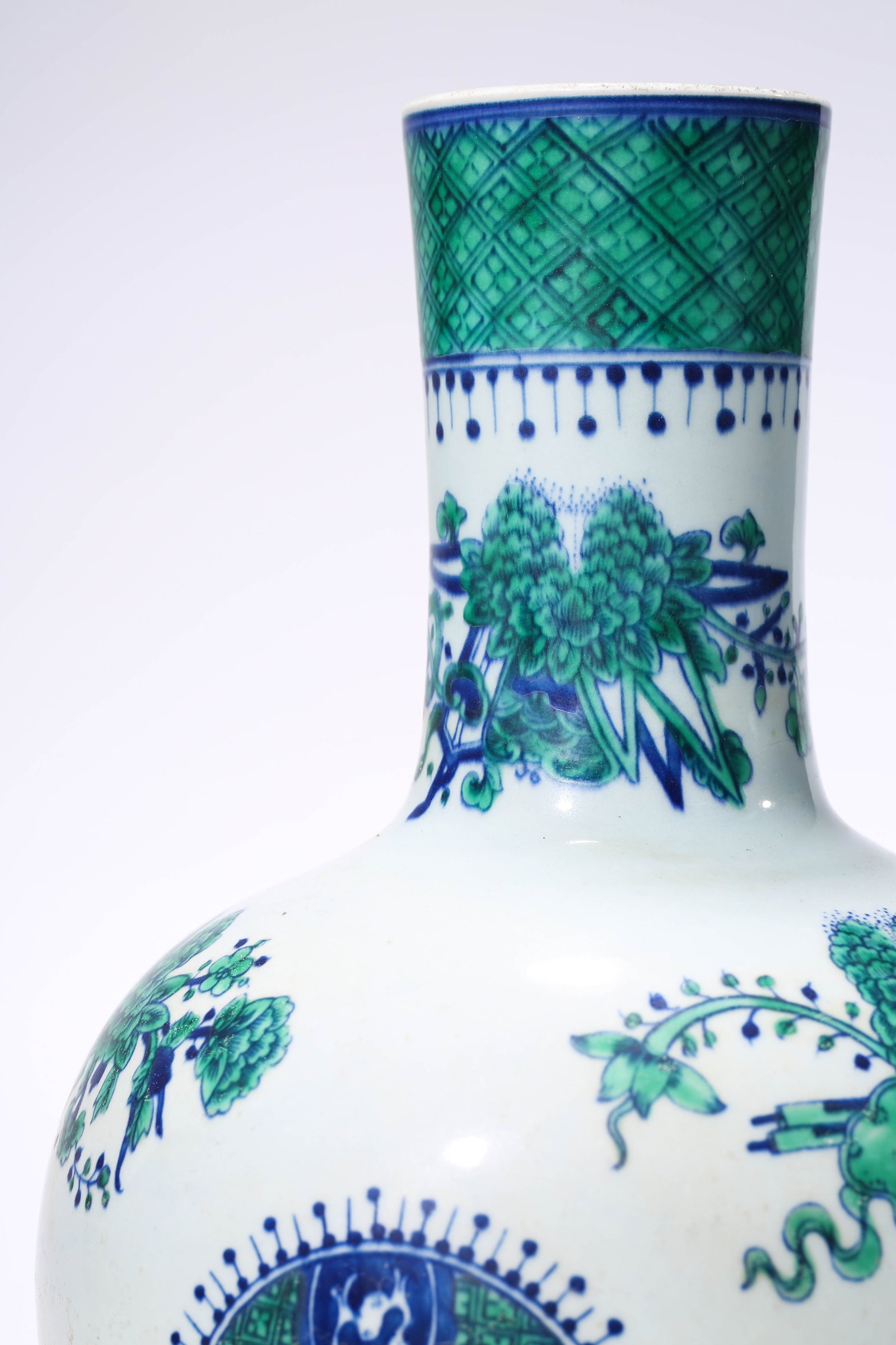 A ??Eight Buddhist Emblems?? Celestial Globe Vase - 6