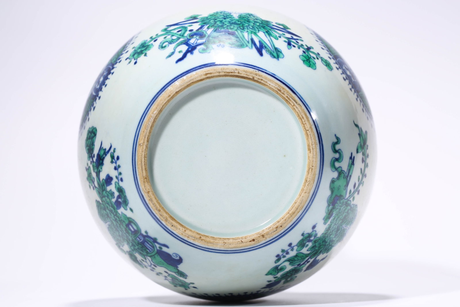 A ??Eight Buddhist Emblems?? Celestial Globe Vase - 9