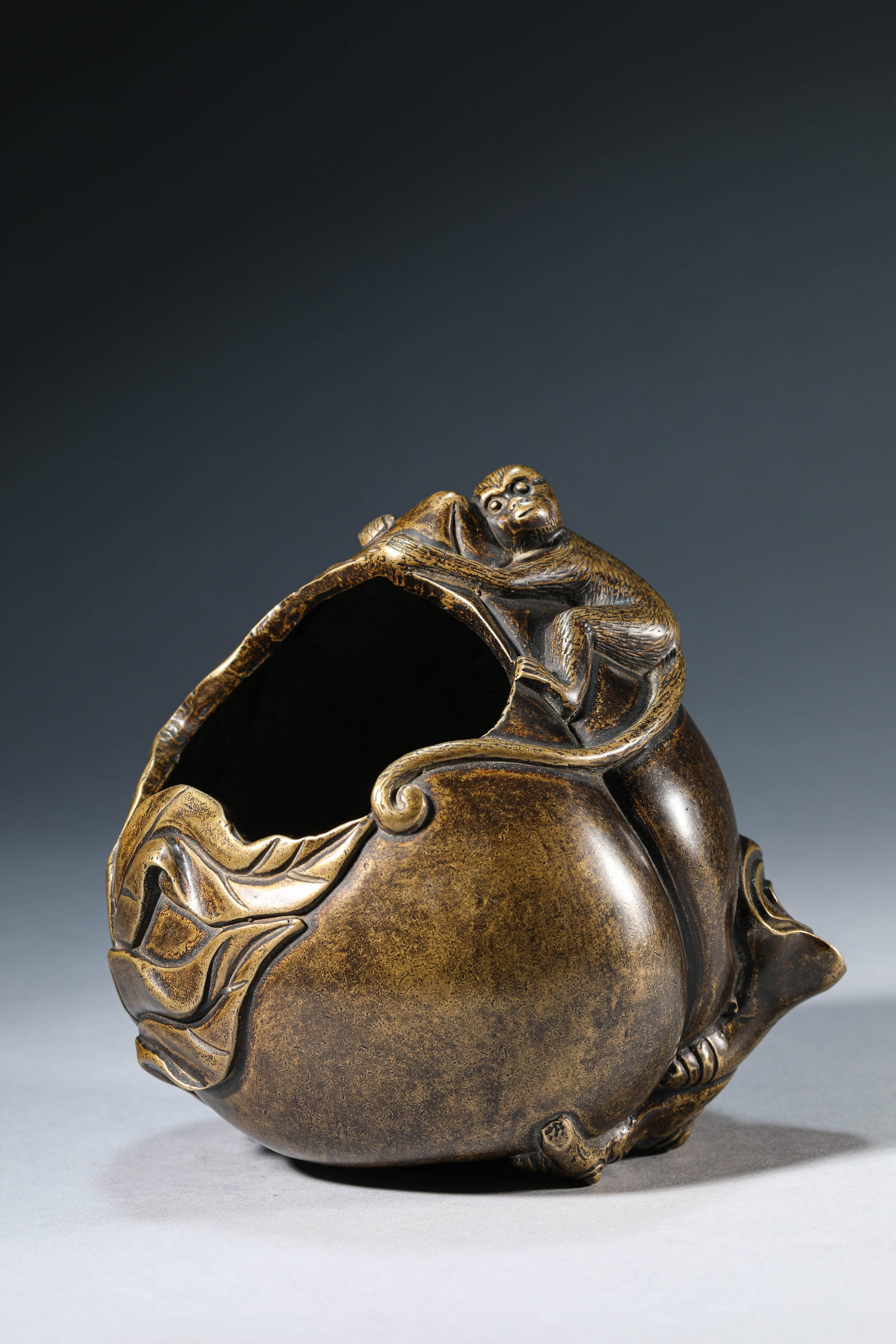 A Bronze Water Pot: Dimensions: Weight: 1570g. Length: 18.0 cm (7.09 in) x Width: 14.5 cm (5.71 in) x Height: 16.5 cm (6.50 in). All measurements are approximate.