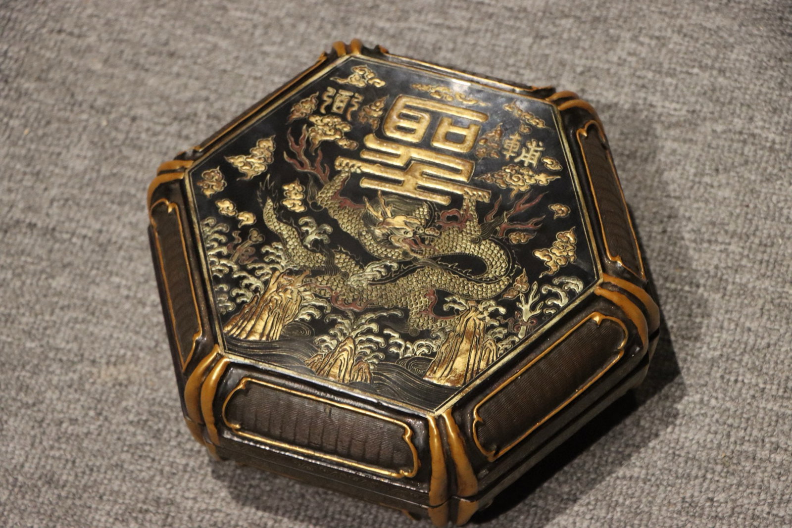An Imperial Lacquer Box with Gold Traced Decoration,Qing Dynasty (1 of 6)