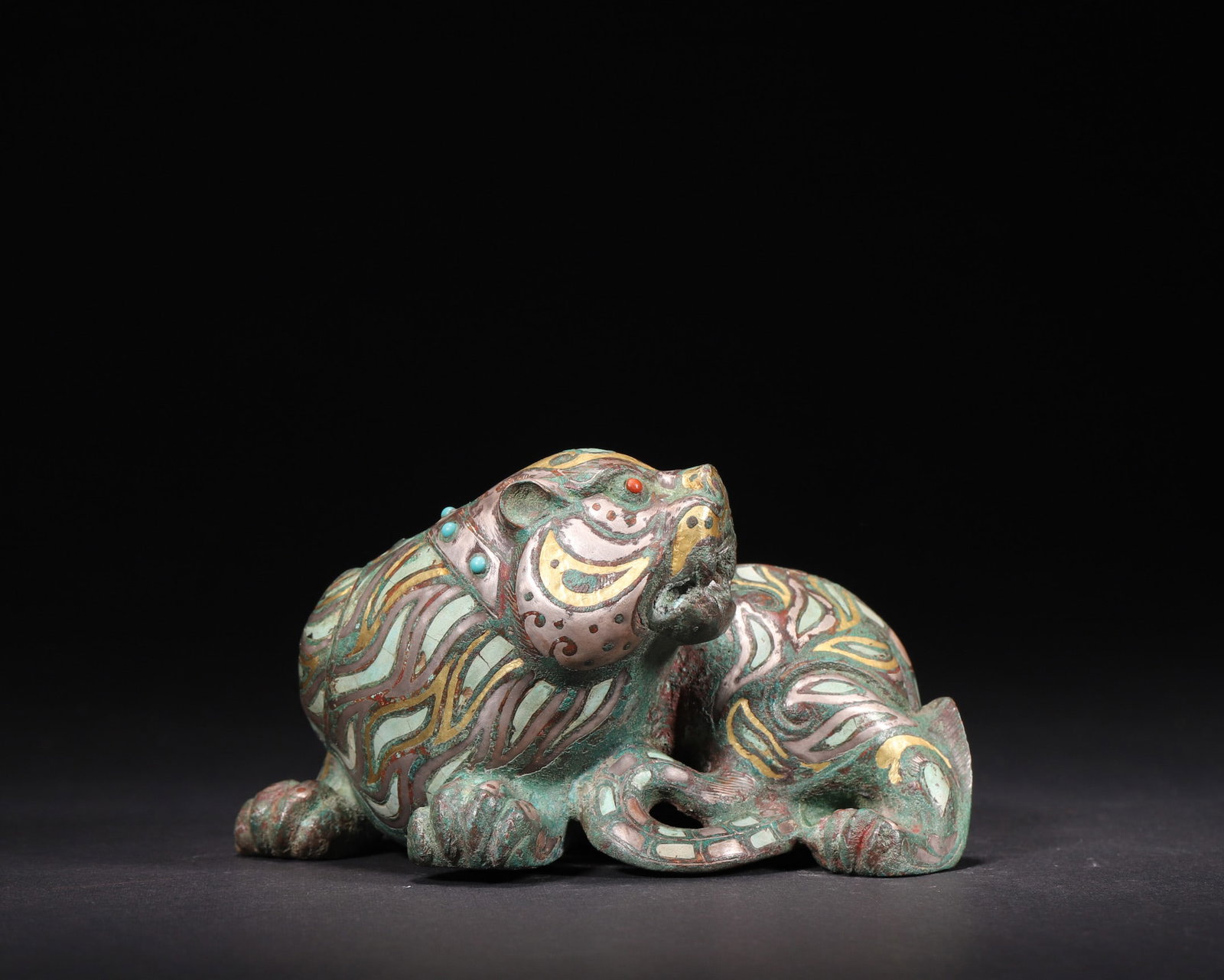 A Gold and Silver Inlaid Bronze Tiger Paperweight with Turquoise Inlays, Han Dynasty (1 of 8)