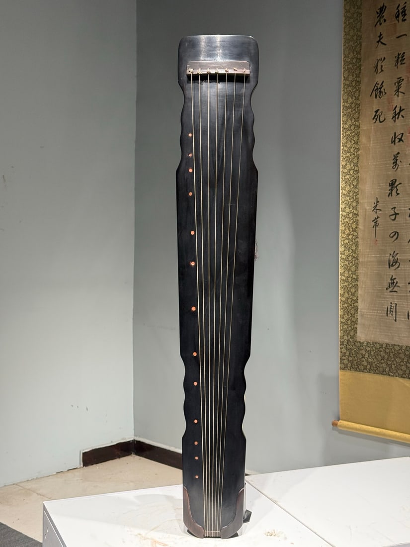 An exquisite guqin,Qing Dynasty (1 of 8)