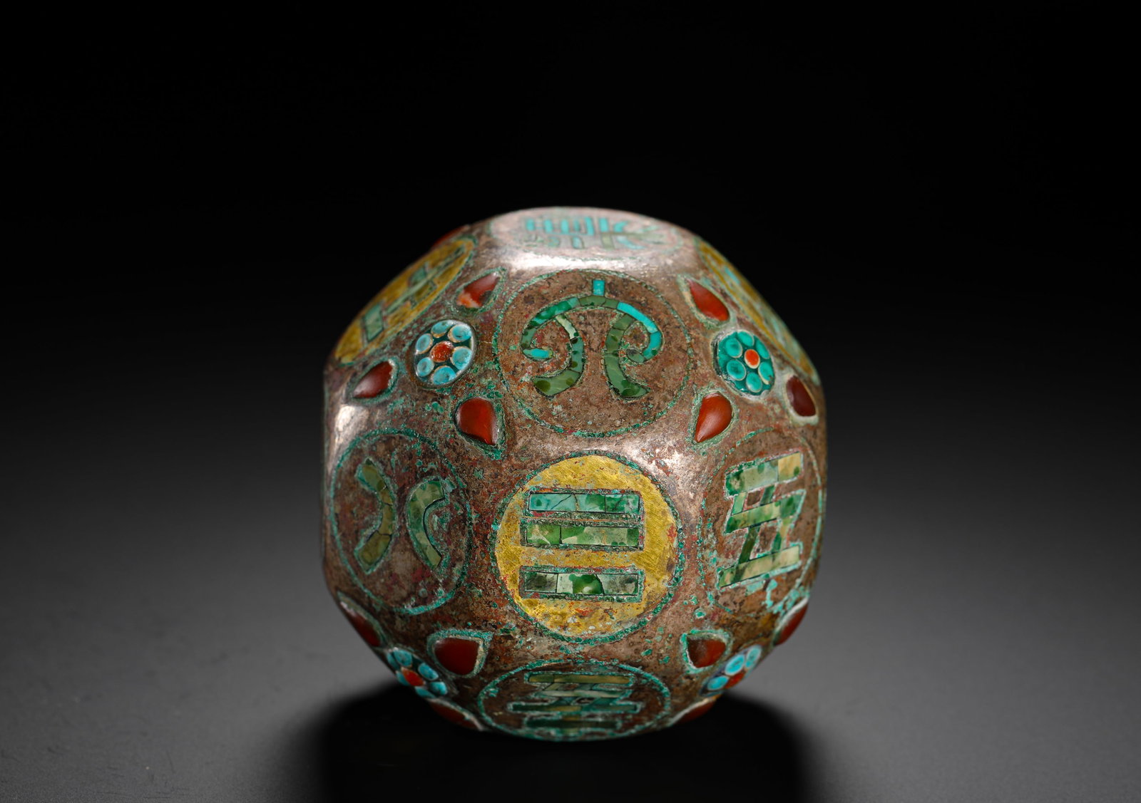 HAN DYNASTY BRONZE MULTI-FACETED INLAID TURQUOISE AND AGATE DICE: D:6cm (2.36in) Weight:290g (0.64lb)A multi-faceted bronze dice inlaid with turquoise and agate. Each face is decorated with numeral symbols and floral patterns inlaid with turquoise and red agate. Cov