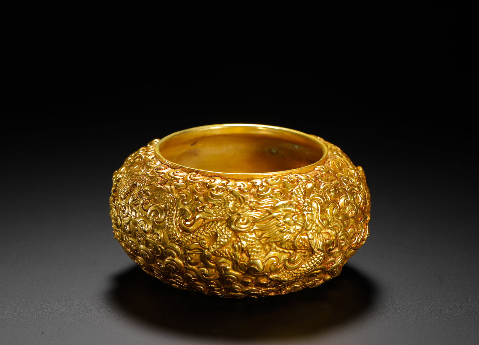 A GILDED BRONZE BOWL WITH ENGRAVED CLOUD AND DRAGON PATTERNS FROM THE QING DYNASTY: H:4.3cm(1.69in) D:8cm(3.15in) Weight:270g(0.60lb)