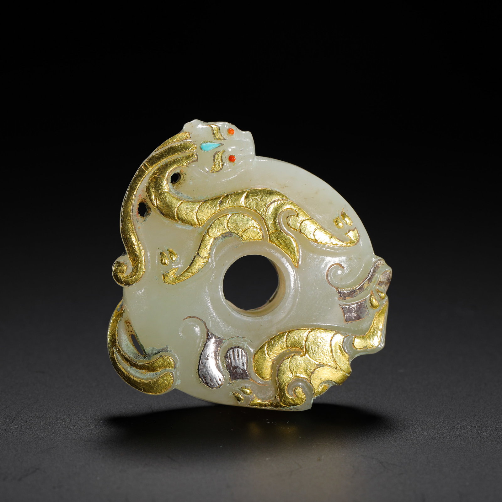 HAN DYNASTY HETIAN JADE INLAID GOLD AND SILVER INLAID JADE DISC: D:6.4cm (2.52in) Weight:30g (0.07lb)The chi dragon was an auspicious divine beast in Han culture, and the bi disc symbolizes heaven and circle. Worn by nobles in antiquity, it symbolizes warding off m