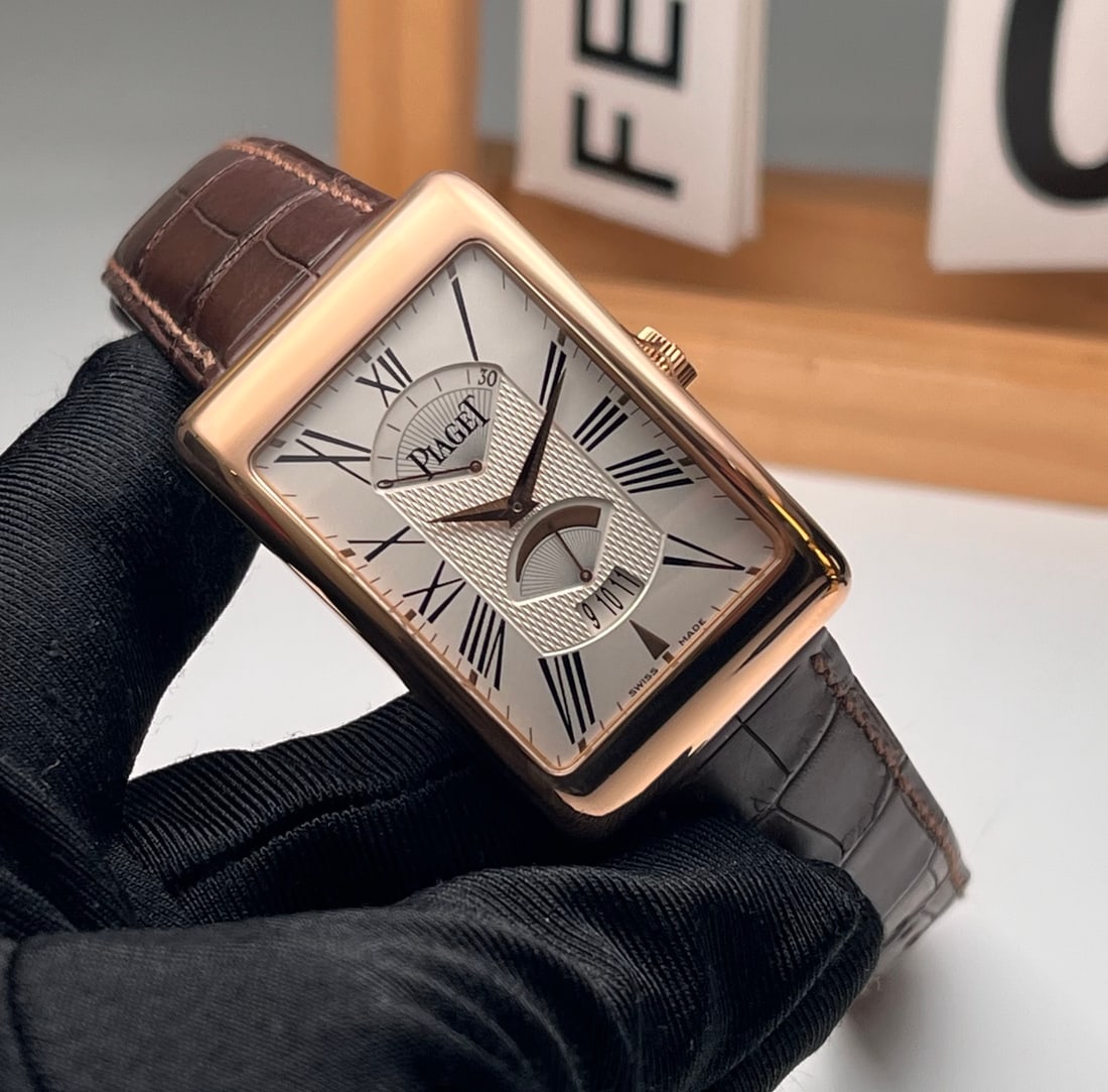 PIAGET 18K ROSE GOLD CASE WITH DARK BROWN ALLIGATOR LEATHER STRAP: 31 mm case diameter, 18K rose gold case with dark brown alligator leather strap and sapphire crystal glass