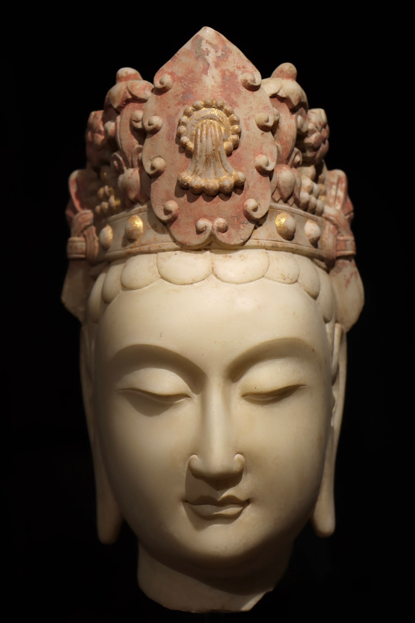 THE HEAD OF THE BODHISATTVA GUANYIN PAINTED WITH WHITE MARBLE FROM THE SUI DYNASTY: Height:29cm(11.42in),Height:49cm(19.29in)Antique Sui-Tang white marble Avalokiteshvara head, faded gold and red pigment, relic of grotto-style statue embodying mercy and blessing.