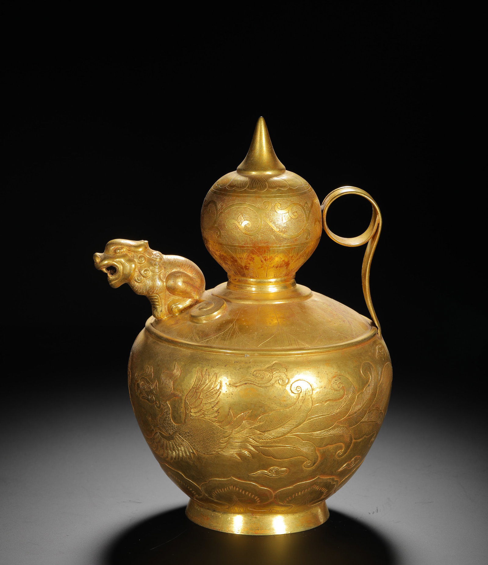 GOLD PHOENIX-PATTERNED AUSPICIOUS BEAST FLOW GOURD-SHAPED EWER OF THE TANG DYNASTY: H:24cm(9.45in)W:16.5cm(6.50in)Weight:860g(1.90lb)This is a gold gourd-shaped ewer from the Tang dynasty, a masterpiece of the period's gold craftsmanship