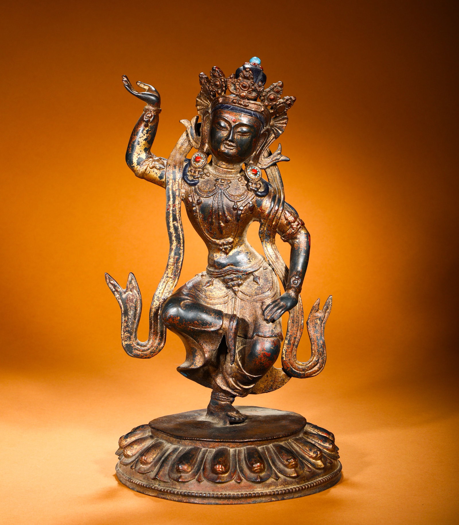 QING DYNASTY GILDED BRONZE INLAID GUANYIN STATUE: Height:42cm(16.54in) Width:22cm(8.66in) Weight:5590g(12.32lb)Ming-Qing Tibetan-style gilt bronze gem-inlaid dancing Guanyin statue, a devotional Buddhist sculpture for temple worship.