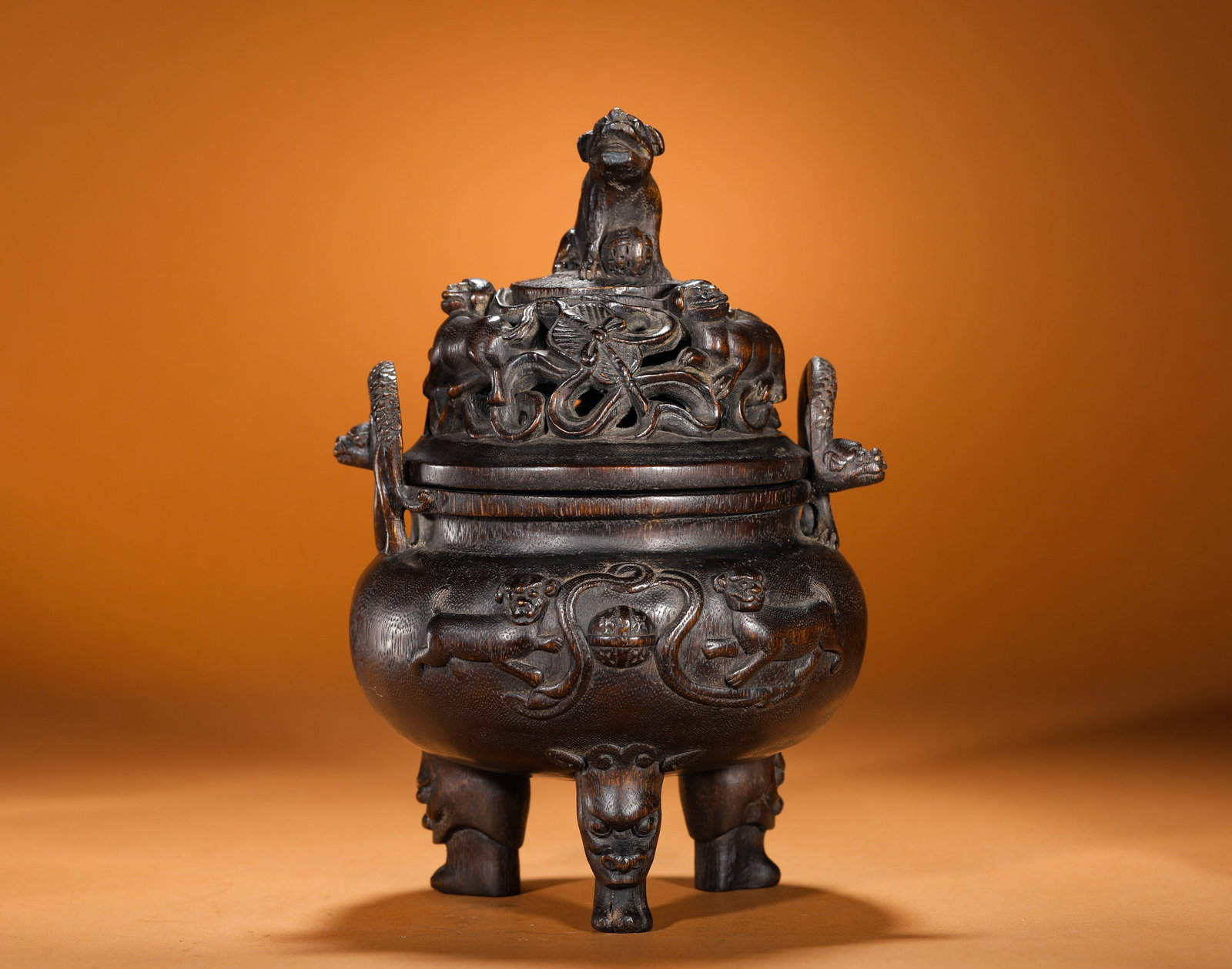 A THREE-LEGGED INCENSE BURNER WITH AGARWOOD AND AUSPICIOUS BEASTS PLAYING WITH PEARLS FROM THE QING: Height:24cm(9.45in) Width:18cm(7.09in) Weight:540g(1.19lb)