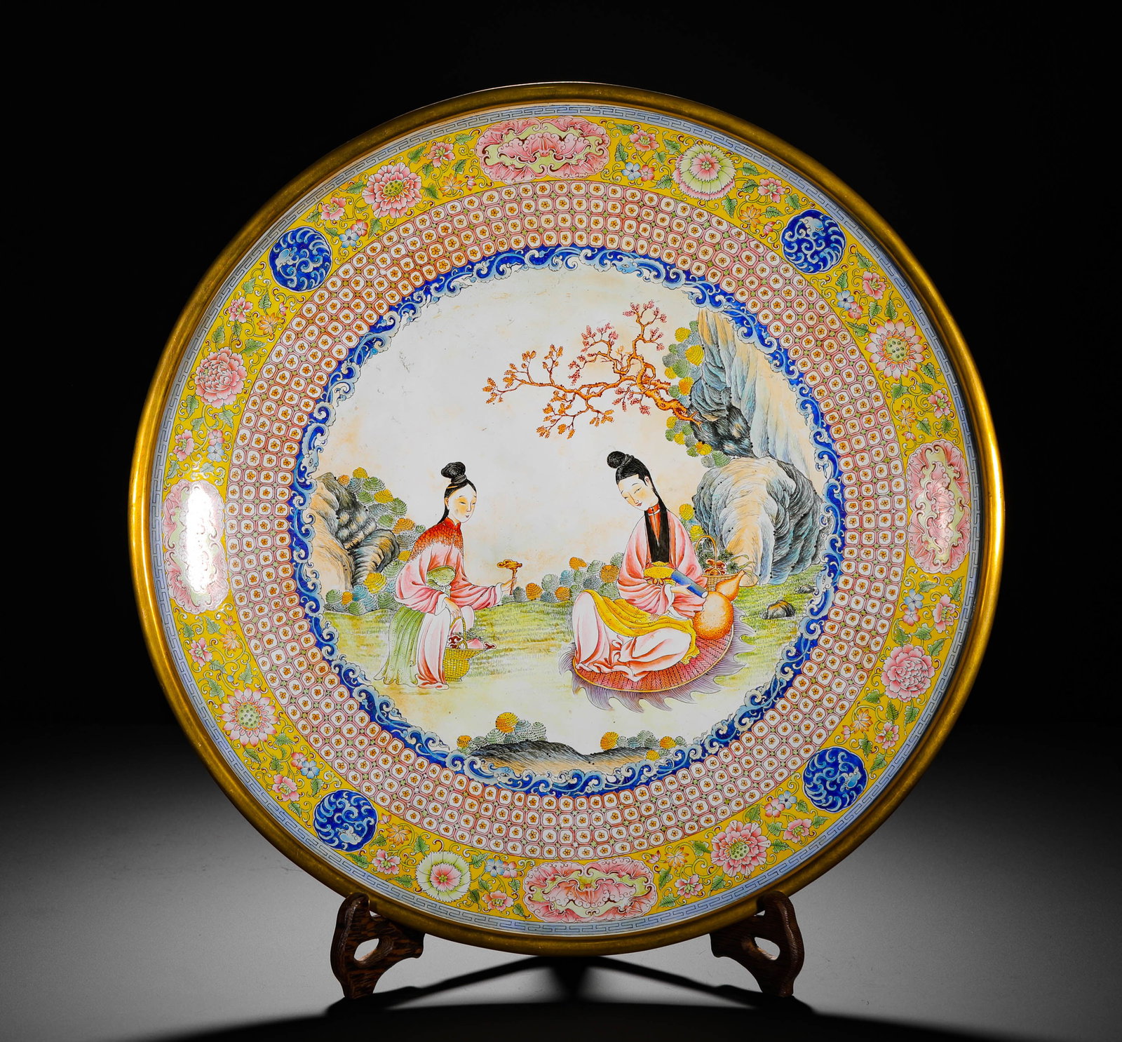 QING DYNASTY QIANLONG COPPER-PAINTED ENAMEL LADIES' APPRECIATION PLATE: Height:5cm(1.97in) Width:38.5cm(15.16in) Weight:1980g(4.36lb)Qing Qianlong copper painted enamel scalloped plate with noble ladies on yellow interlocking flower ground. Scalloped folded rim gilded, la