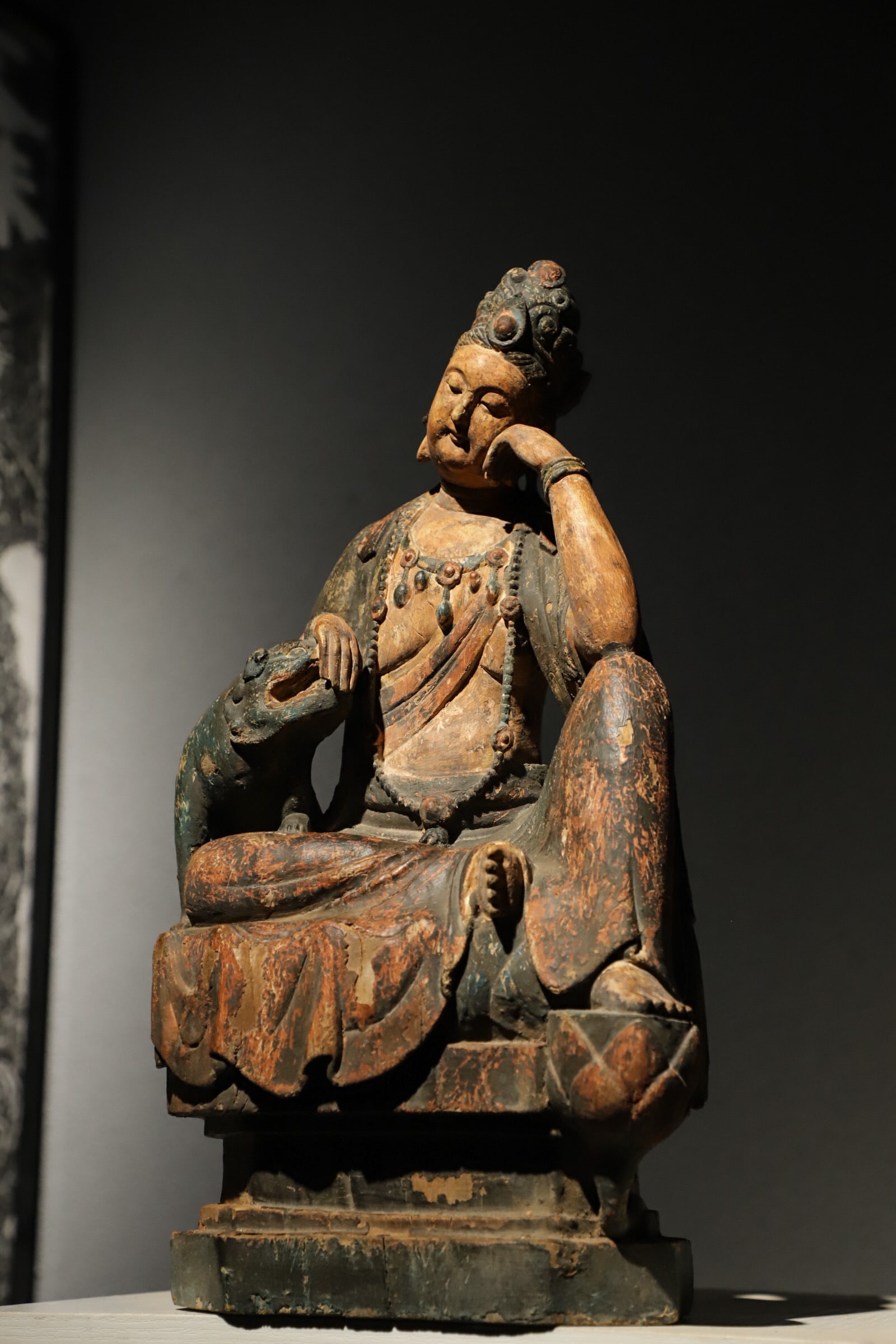 A SONG DYNASTY WOODCARVING AND PAINTED SITTING STATUE OF THE BODHISATTVA THINKING (1 of 9)
