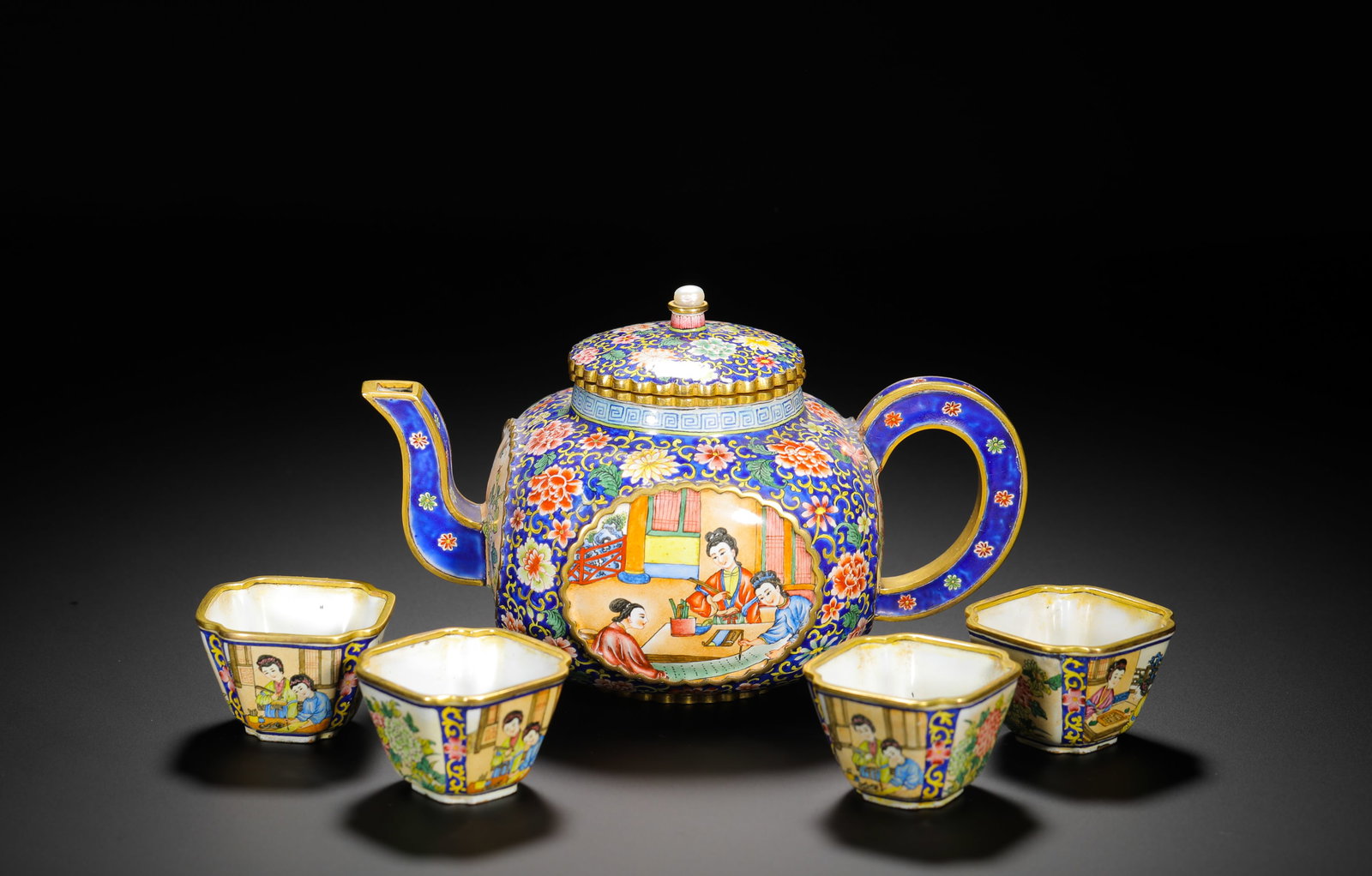QING DYNASTY COPPER-PAINTED ENAMEL OPEN LADY PATTERN TEA SET: H:10cm(3.94in)W:16cm(6.30in)Weight:2680g(5.91lb)The set includes a teapot with a rounded body and domed lid, and four square cups. The body is covered in blue enamel with painted decorations, and the 