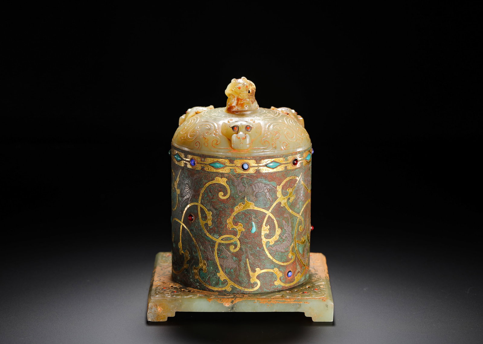 HAN DYNASTY COPPER INLAID WITH GOLD AND SILVER INLAID WITH JADE COVER: Height:14cm(5.51in) Width:10.5cm(4.13in) Weight:670g(1.48lb)Han Dynasty bronze cylinder with jade lid, inlaid with gold, silver and multi-gemstones. The bronze body is decorated with intertwined beast