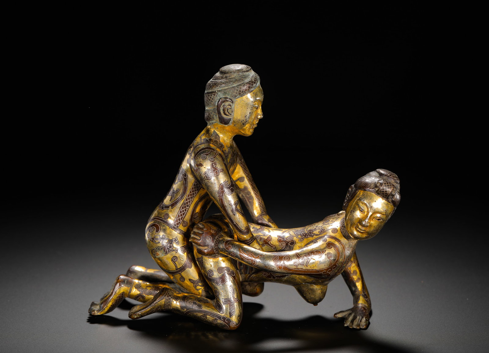 GILDED BRONZE FIGURES OF THE HAN DYNASTY: Height:16cm(6.30in) Width:19cm(7.48in) Weight:1370g(3.02lb)