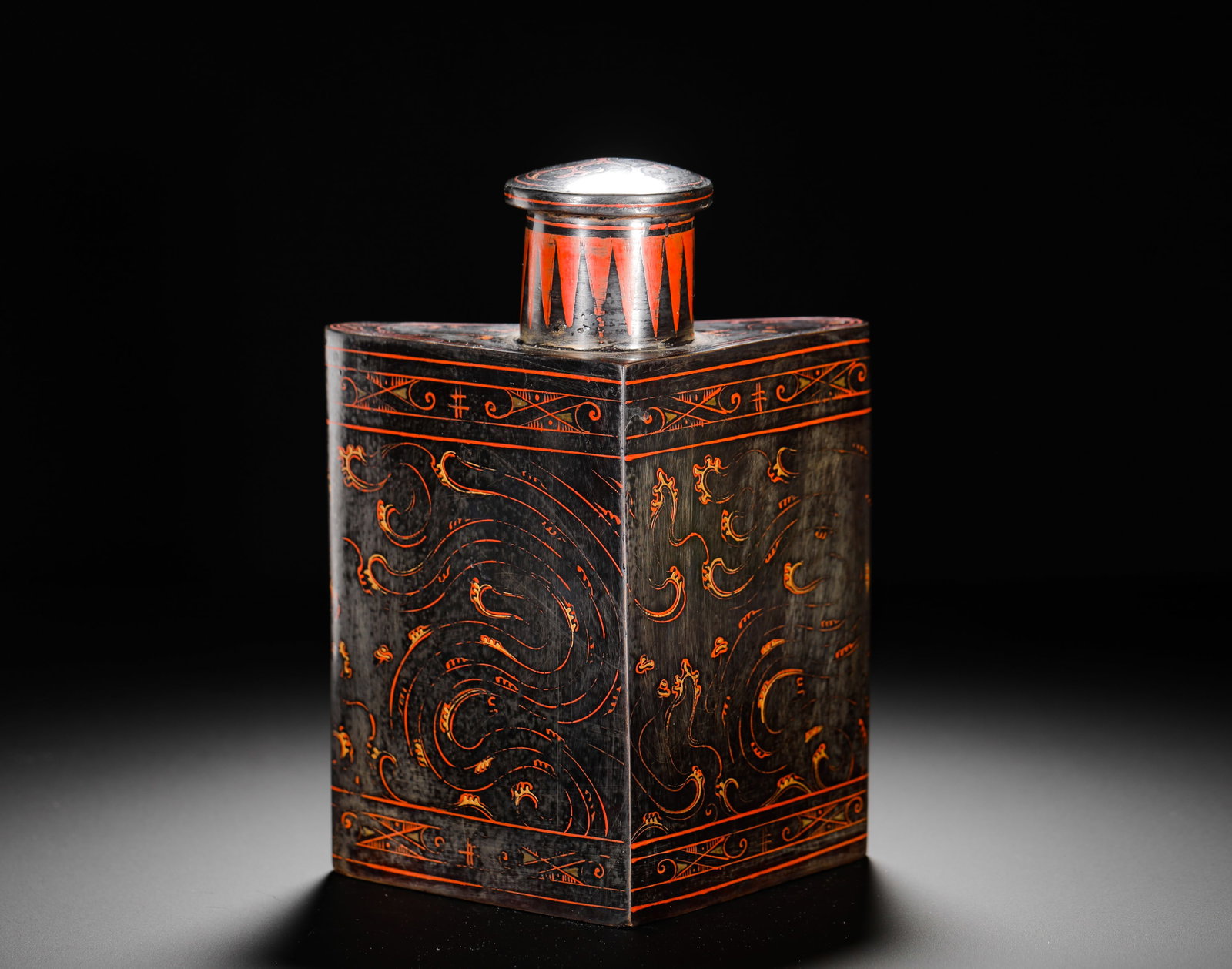 HAN DYNASTY LACQUER-PAINTED DRAGON AND PHOENIX PATTERNS SQUARE LACQUERED POT (1 of 11)