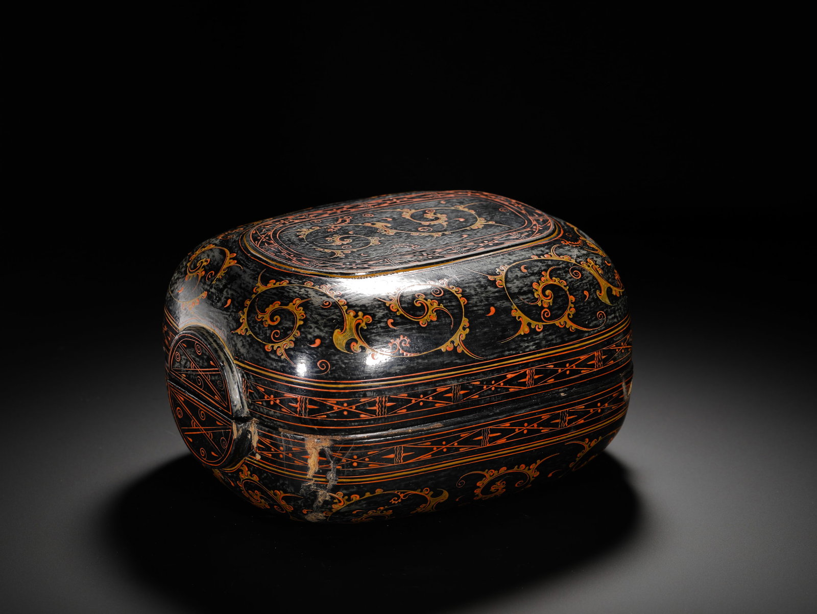 HAN DYNASTY LACQUER-PAINTED SCROLL CLOUD PATTERN EAR CUP BOX: Height:13cm(5.12in) Width:25cm(9.84in) Weight:450g(0.99lb)Han Dynasty wooden lacquer box for holding wine cups, decorated with red and yellow scroll cloud patterns on black base, with ear-shaped sides