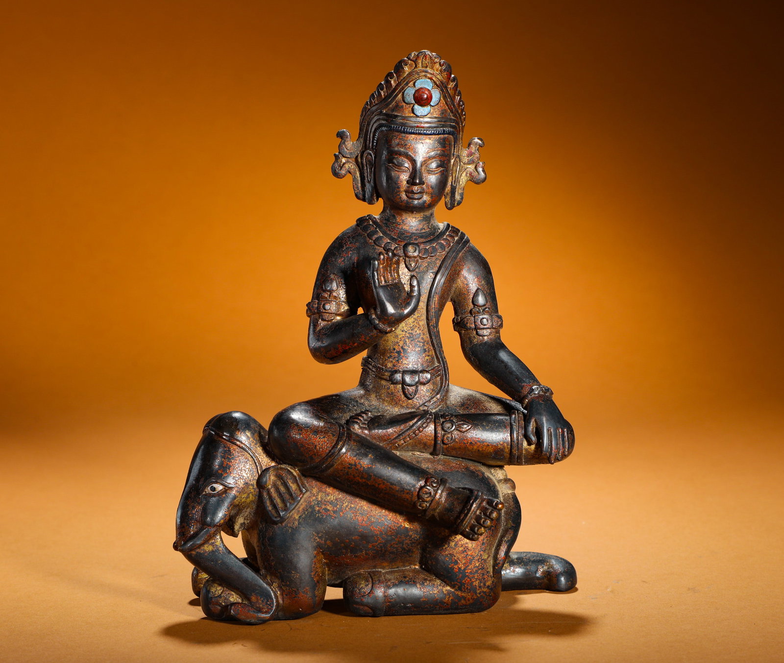 A GILDED BRONZE STATUE OF BODHISATTVA SAMANTABHADRA FROM THE QING DYNASTY: Height:25cm(9.84in) Width:18cm(7.09in) Weight:1760g(3.88lb)Lacquered gilt bronze seated Samantabhadra Bodhisattva statue with worn gold and reddish patina. Five-leaf gem-set crown, multi-layer necklac