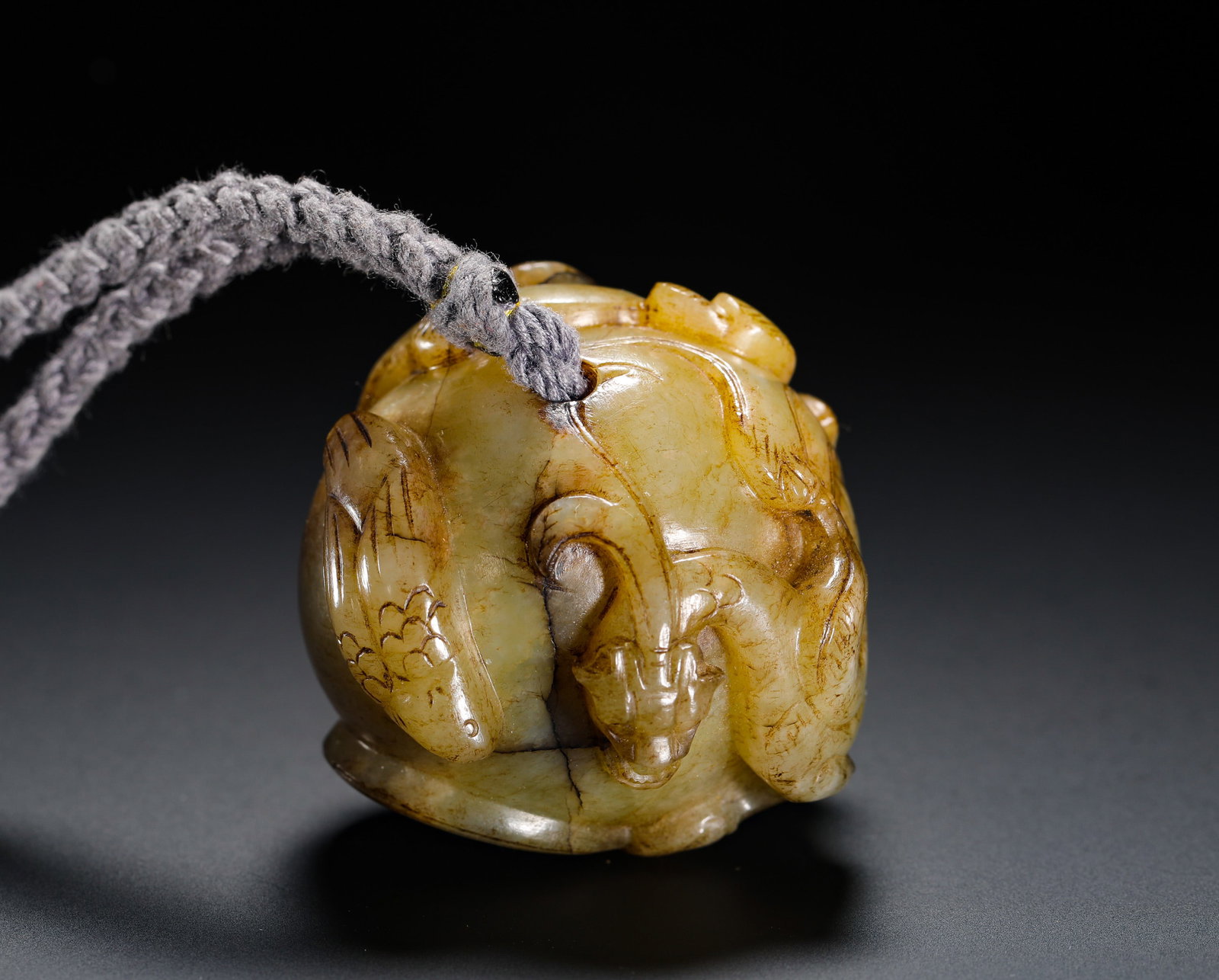 RED MOUNTAIN HETIAN JADE ROUND CARVING CHILONG FISH PATTERN BODY HANDLE: Height:4cm(1.57in) Width:4cm(1.57in) Weight:126g(0.28lb)Antique jade spherical hand ornament carved with coiled chilong dragon and swimming fish reliefs. Natural warm yellow burial patina and ancient 