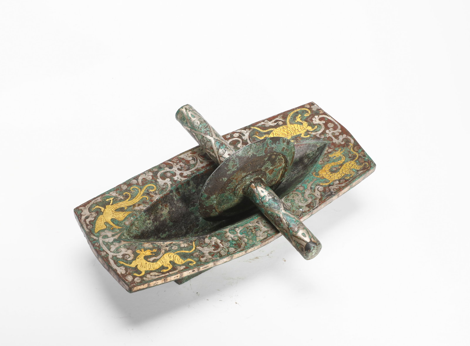 A HAN DYNASTY BRONZE INLAID GOLD AND SILVER FOUR-DEITY PATTERNED MEDICINE MILL: H:12cm(4.72in)W:22cm(8.66in)Weight:1470g(3.24lb)This is a fine example of bronze craftsmanship from the Han period, a practical object used by the nobility to grind medicinal herbs, offering insight i