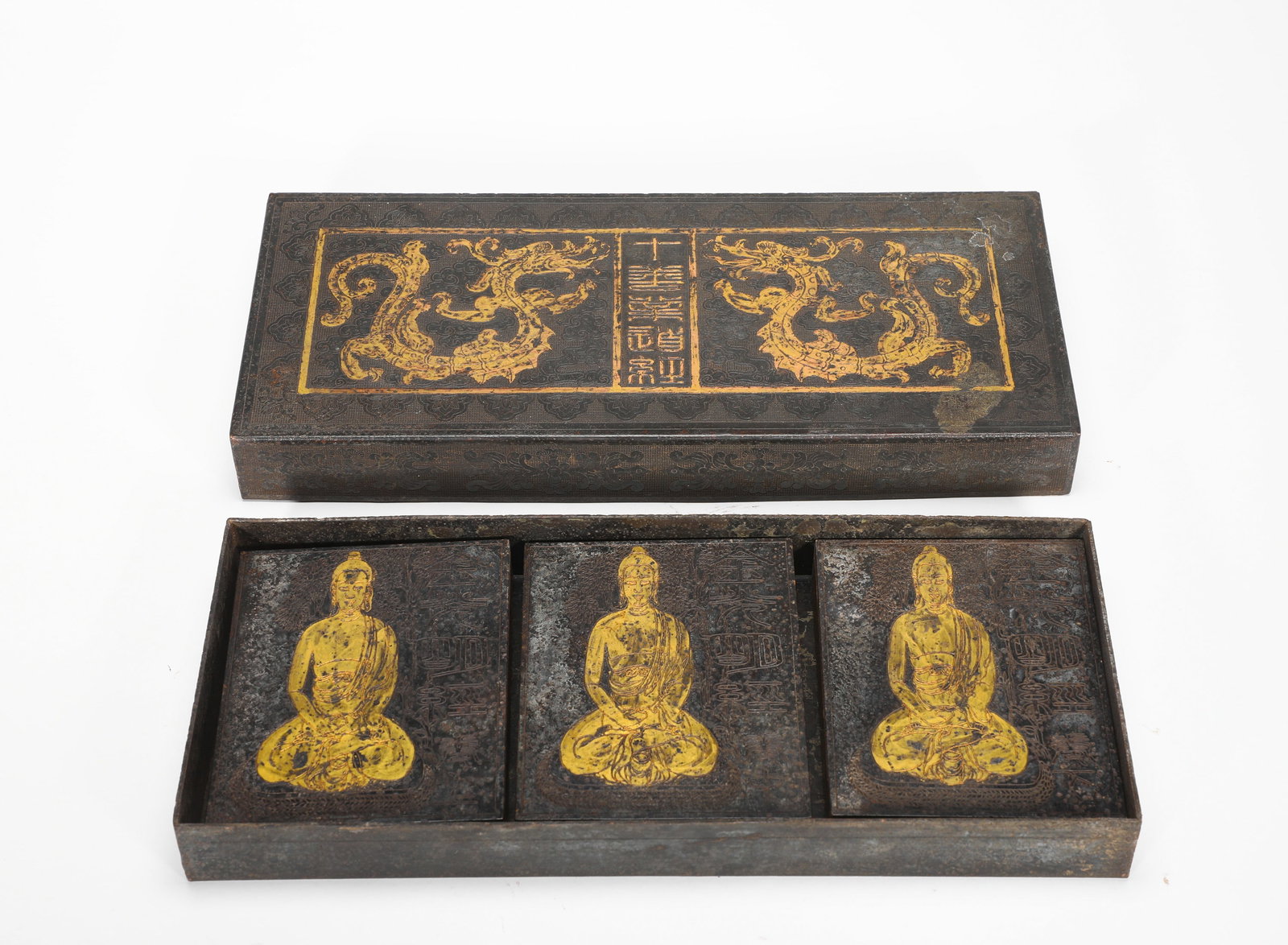 QING DYNASTY IRON-CHISELED GOLD BUDDHA SCRIPTURE BOX: H:28.5cm(11.22in)T:3.3cm(1.30in)Weight:2090g(4.61lb)This is a fine example of Buddhist art from the Qing Dynasty, a container for Buddhist scriptures, reflecting the integration of religious culture a