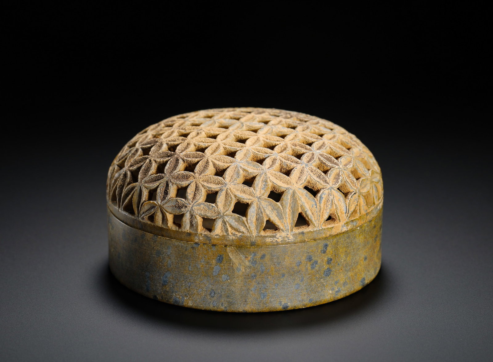 HAN DYNASTY FOUR-LEAF PATTERNED STONE INCENSE CAP: Height:6cm(2.36in) Width:9.7cm(3.82in) Weight:330g(0.73lb)Han Dynasty hollowed jade censer lid carved with four-leaf flower patterns, covered with earth burial patina, the ventilated top cover of stud