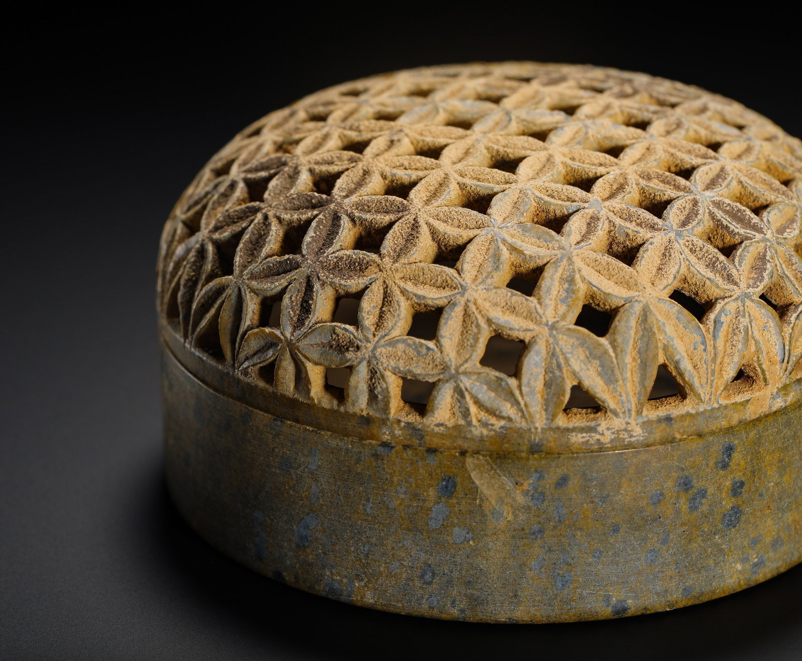 HAN DYNASTY FOUR-LEAF PATTERNED STONE INCENSE CAP - 2